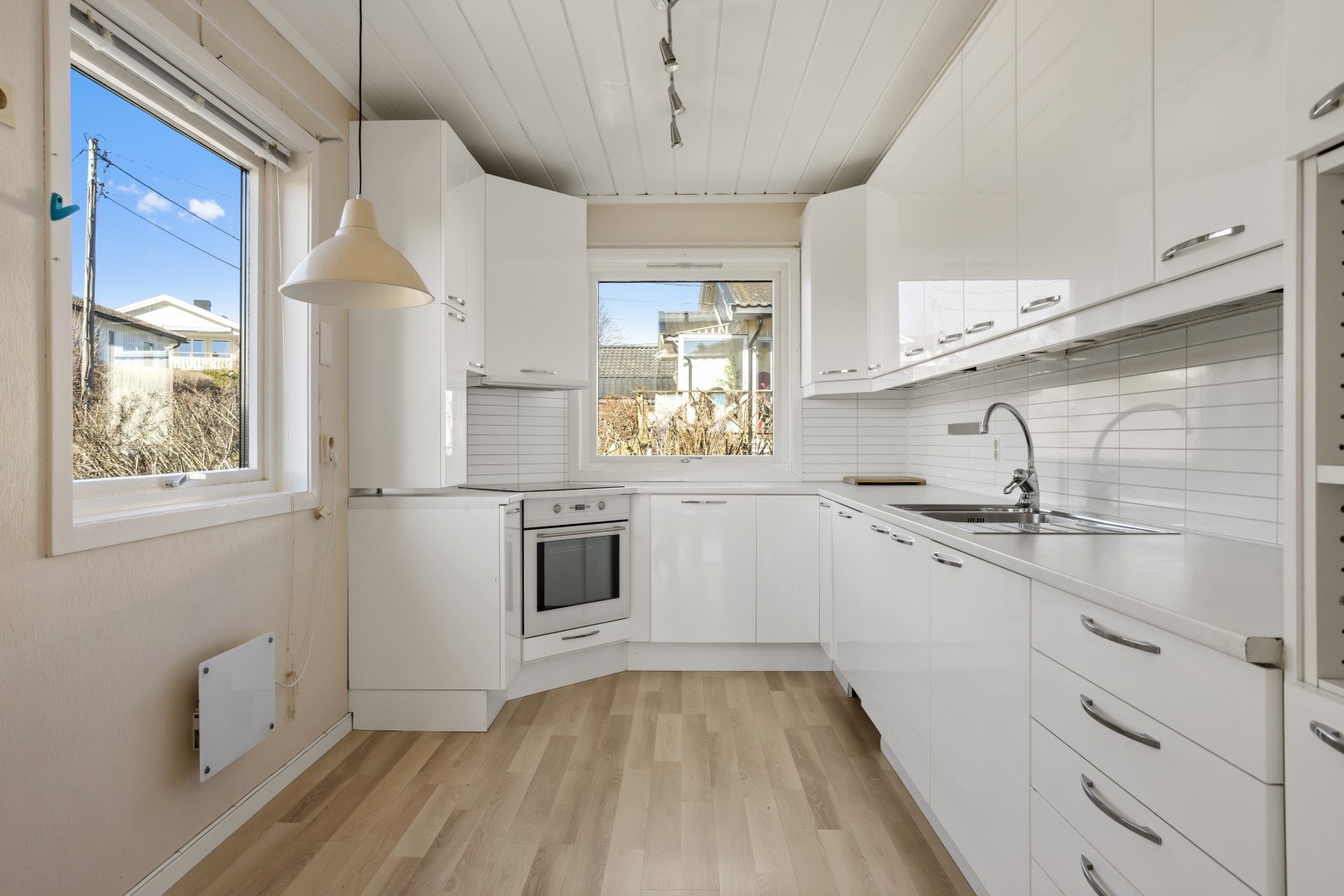 Funksjonelt Ikea-kjøkken med glatte fronter og rikelig med skap- og benkeplass. Galleribilde