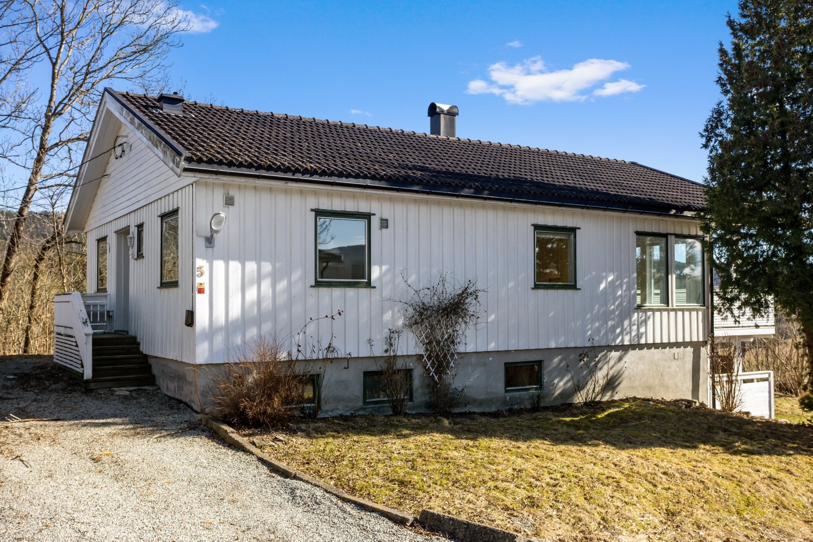Boligen har en terrasse på 19 m² i første etasje og en platting på 17 m² i underetasjen. Galleribilde