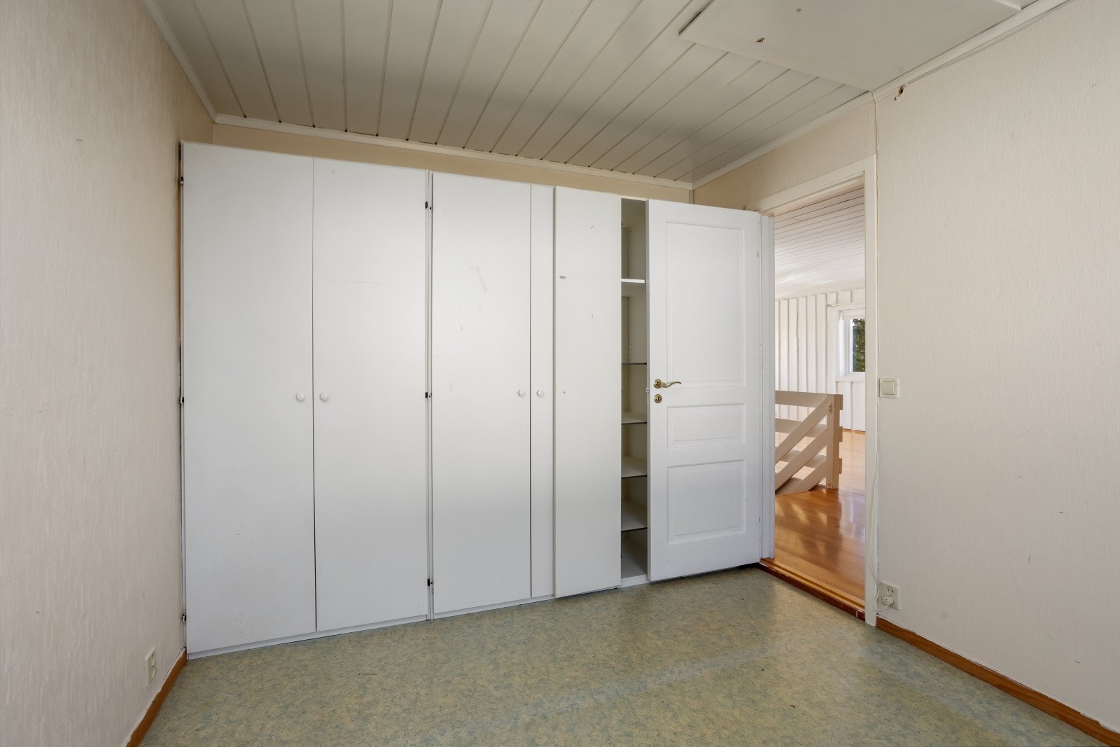 Godt med oppbevaringsplass i garderobeskap. Galleribilde
