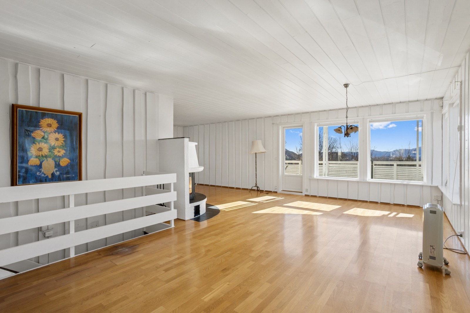Stuen i første etasje har store vindusflater og direkte utgang til terrassen via en balkongdør fra 2016. Galleribilde