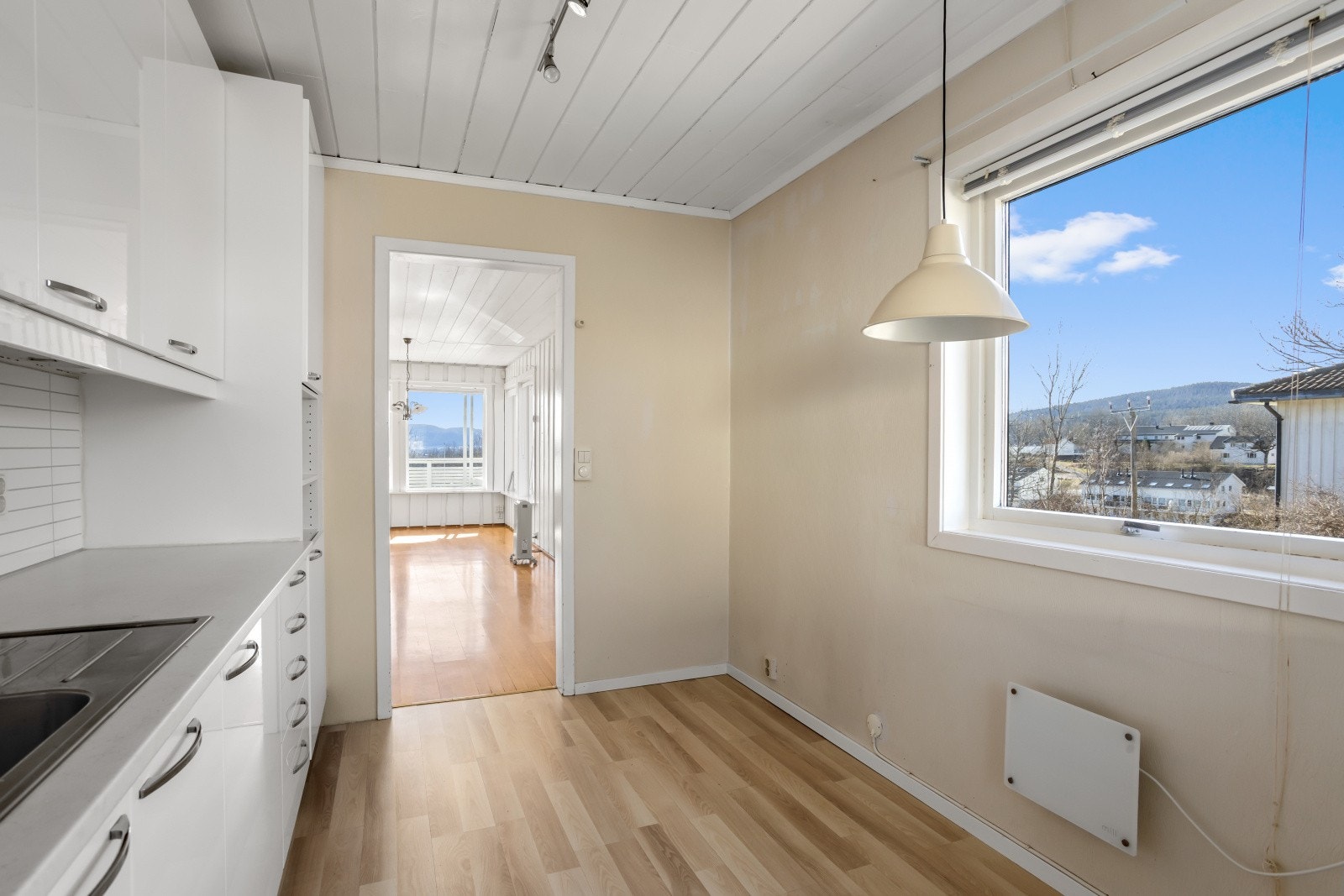 Kjøkkenet har plass til en liten spiseplass ved vinduet og har åpen forbindelse mot stuen. Galleribilde
