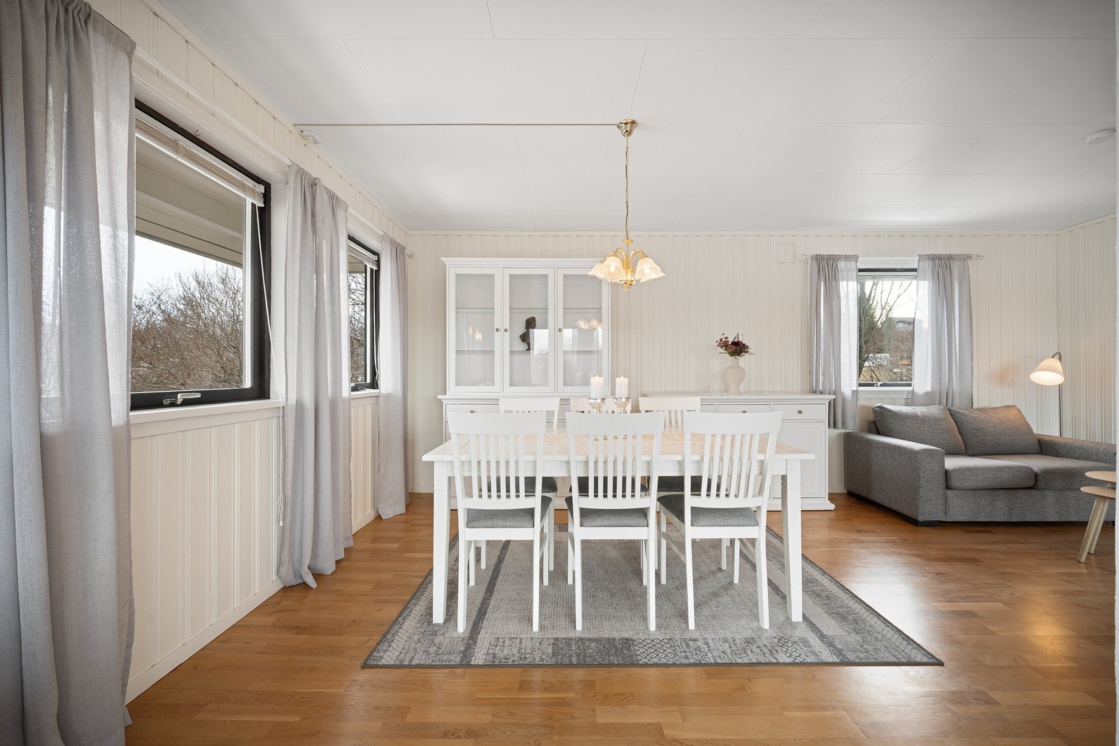 God plass til en stor spisestue Galleribilde