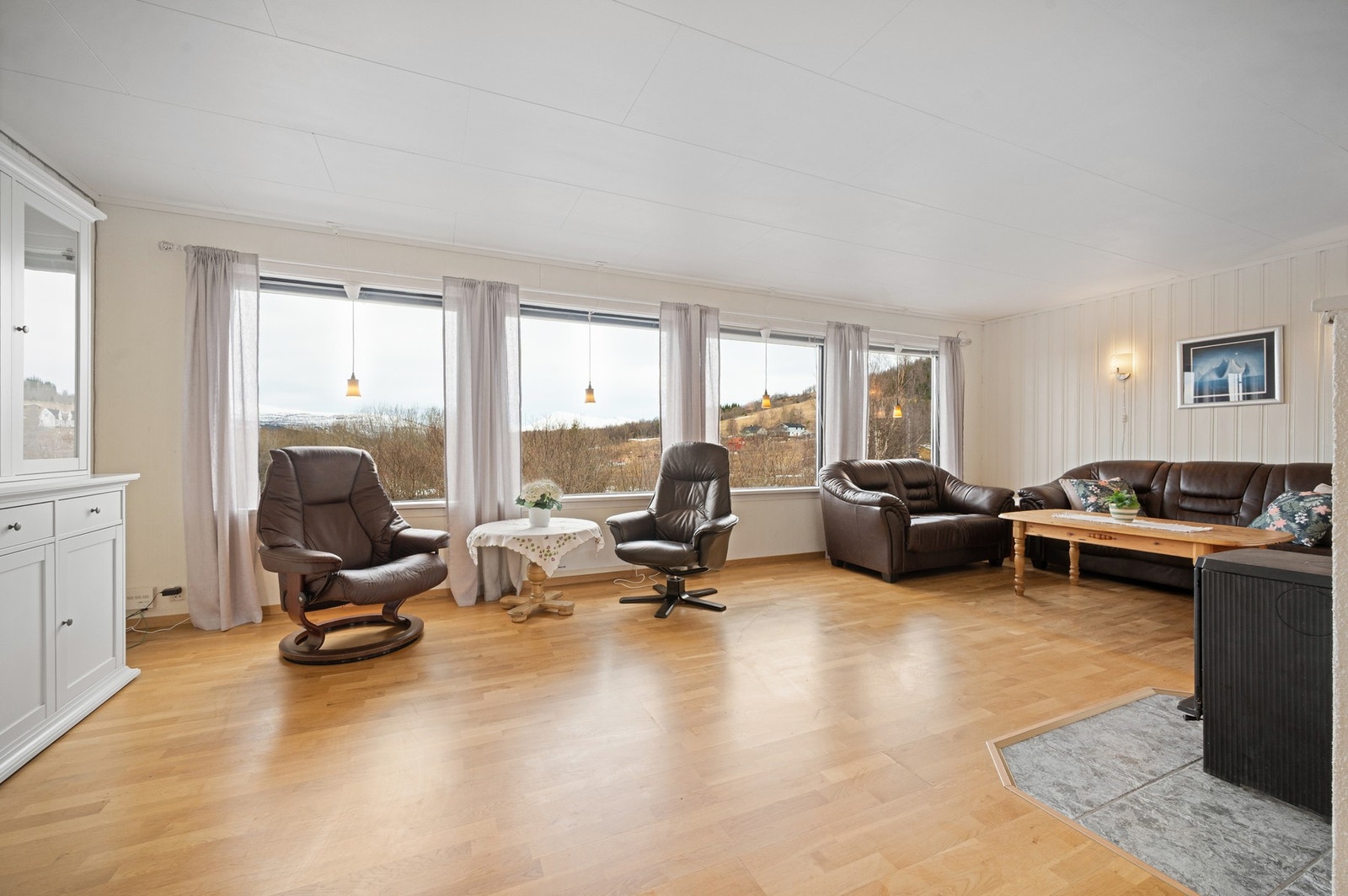 Velkommen inn - i hovedetasjen finner vi blant annet en meget romslig stue Galleribilde