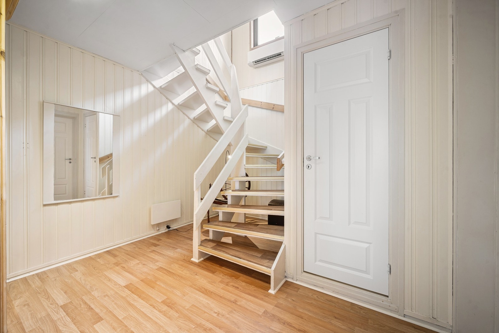 Toalettrom ved siden av trapp Galleribilde