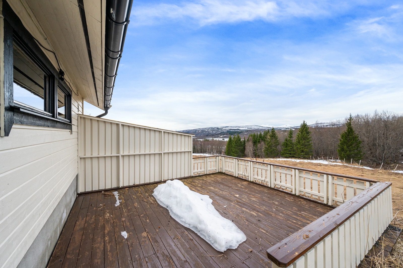 Terrasse ved garasje med levegg og flott utsyn! Galleribilde