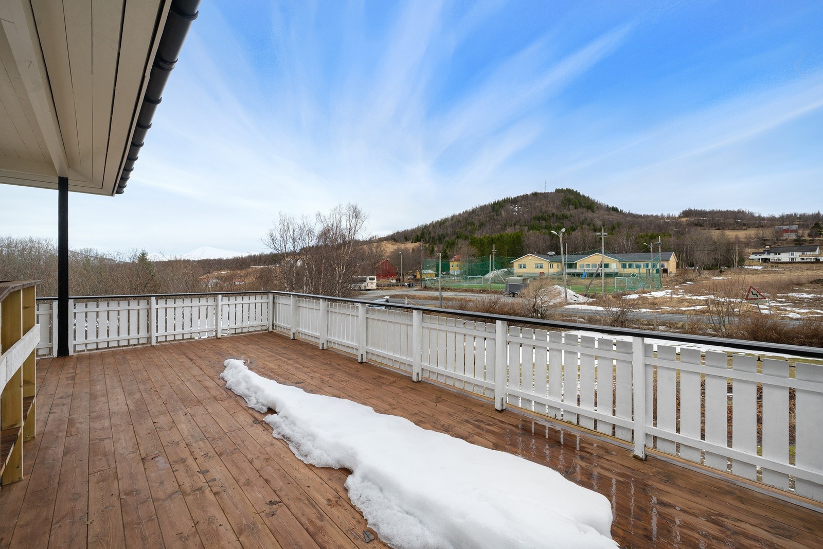 Stort terrasseareal med plass til utemøbler, grill eller annet du måtte ønske Galleribilde