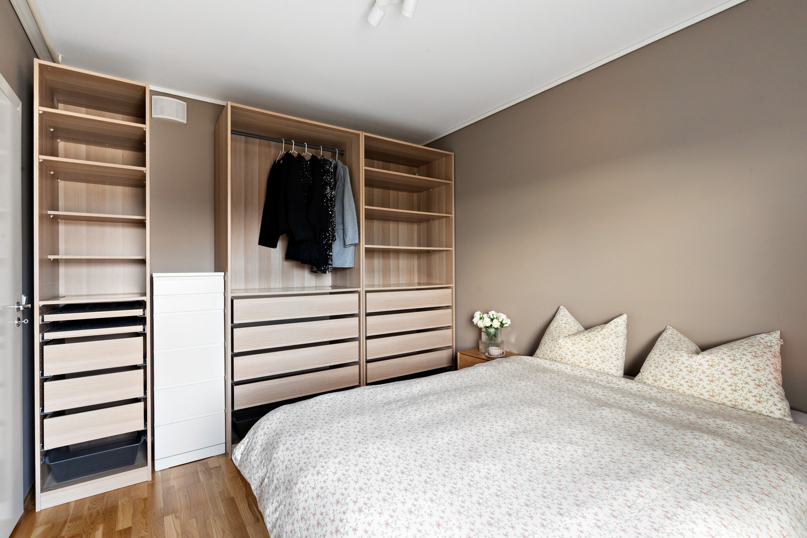 Det medfølger en stor garderobe med oppheng, hyller og skuffer. (Ikke den hvite kommoden) Galleribilde