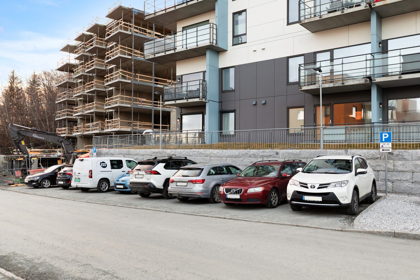 Det er gjesteparkeringer på nedsiden av blokka, samt mulig å registrere gjester via SmartOblat på oversiden Galleribilde
