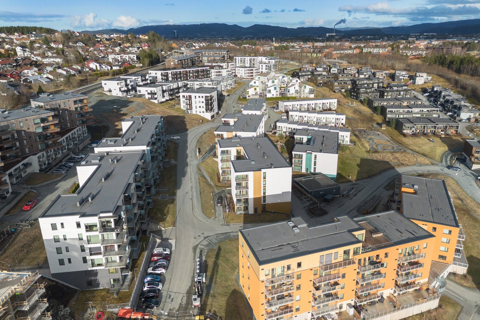 Metrobussene nr.1 og 2 tar deg fra "Østre Lund 1" (ca. 750m) til Strindheim 4, samt nr. 78 fra "Lund" (ca. 400m) til Heimdal sentrum Galleribilde