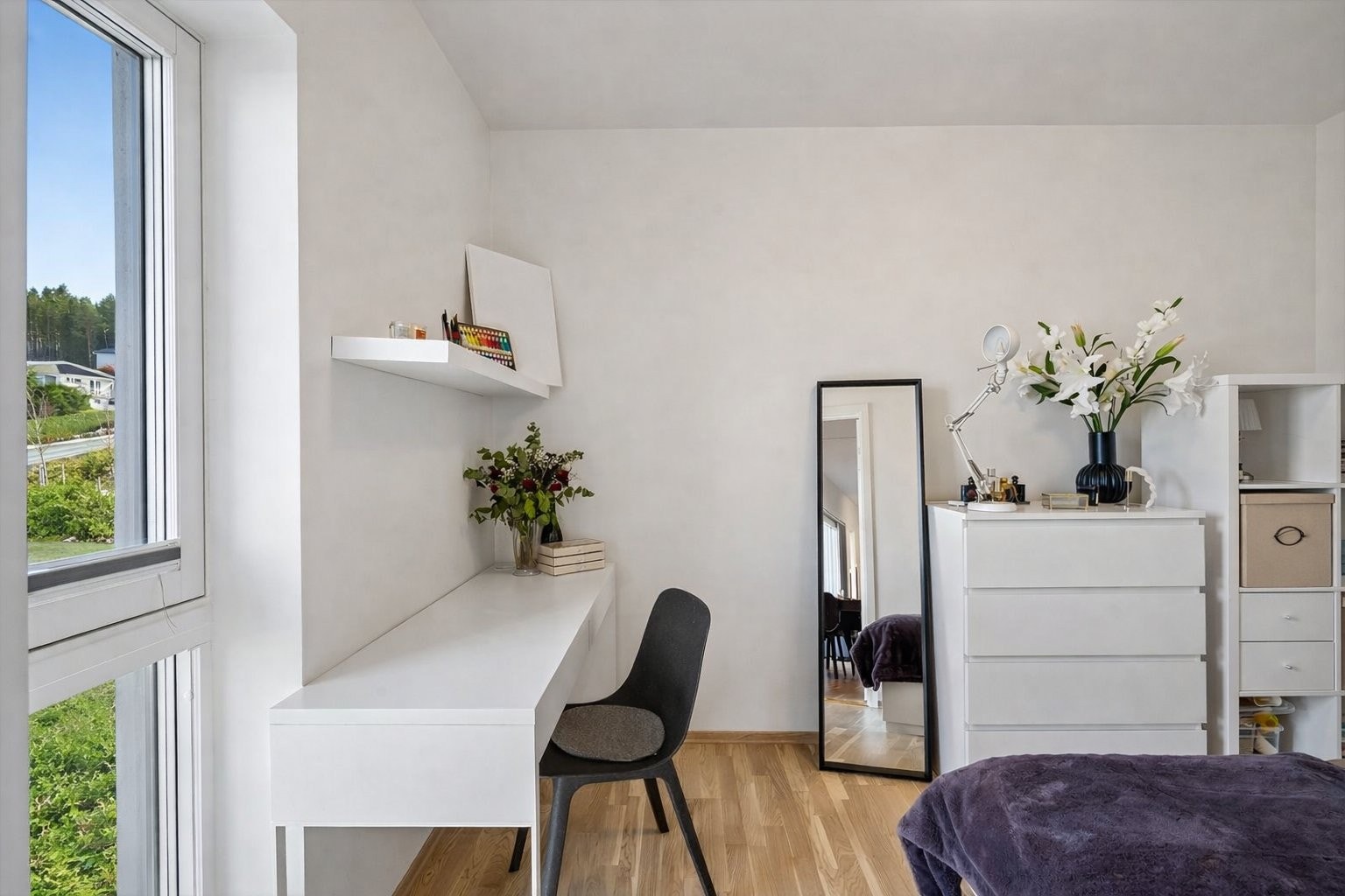 Soverom med plass til seng, oppbevaring og arbeidsplass. Galleribilde