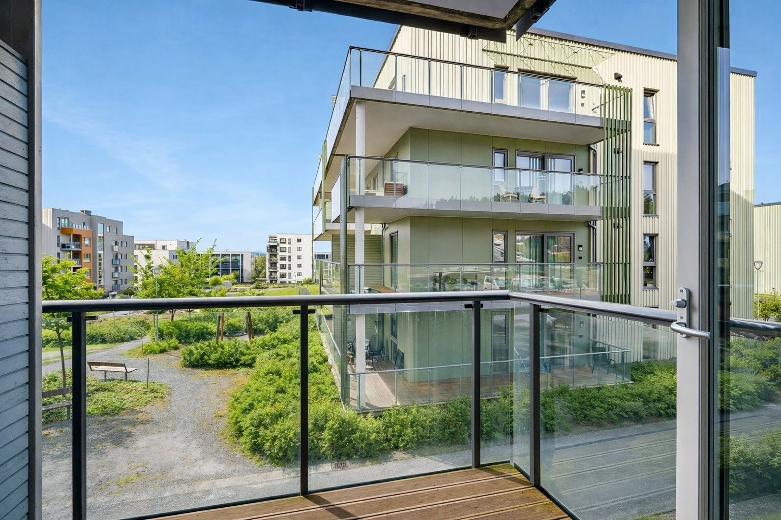 Balkong tilknyttet soverommet, med utsikt over sameiets uteområder.
(Sommerillustrasjon av uteområdet. Snø er fjernet og vegetasjon er gjort grønnere. Bygg og leilighet er ikke endret.) Galleribilde
