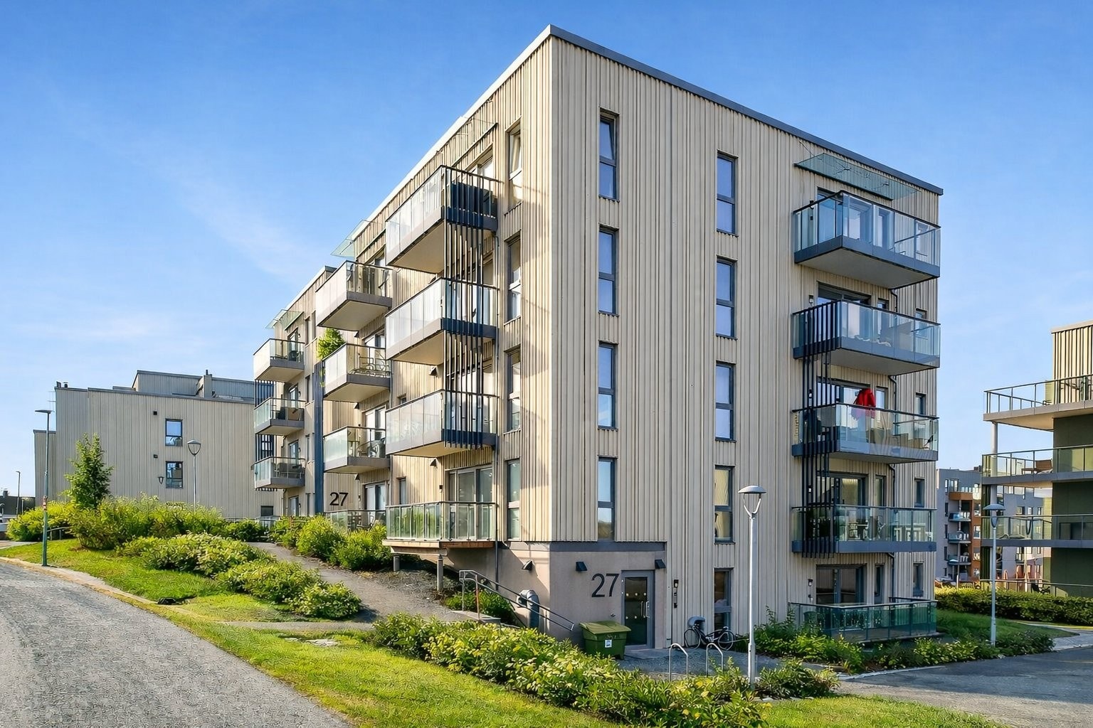 Moderne boligområde med nærhet til både byliv og friluftsliv
(Sommerillustrasjon av uteområdet. Snø er fjernet og vegetasjon er gjort grønnere. Bygg og leilighet er ikke endret.) Galleribilde