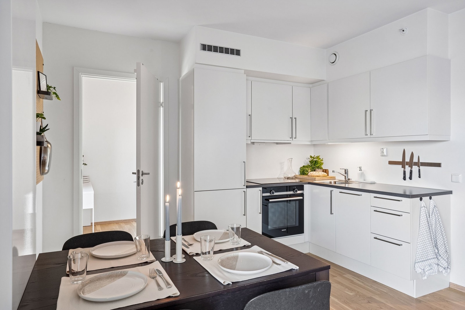 Moderne og tidløst kjøkken fra HTH med stekeovn, platetopp, oppvaskmaskin og kombinert kjøle og fryseskap. Galleribilde