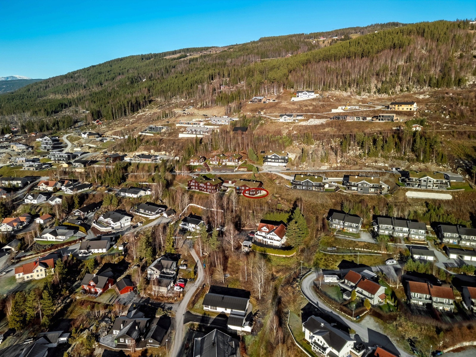 Populært boligområde i Petterbråten med gang- og sykkelvei til Gol sentrum, skole og barnehage. Galleribilde