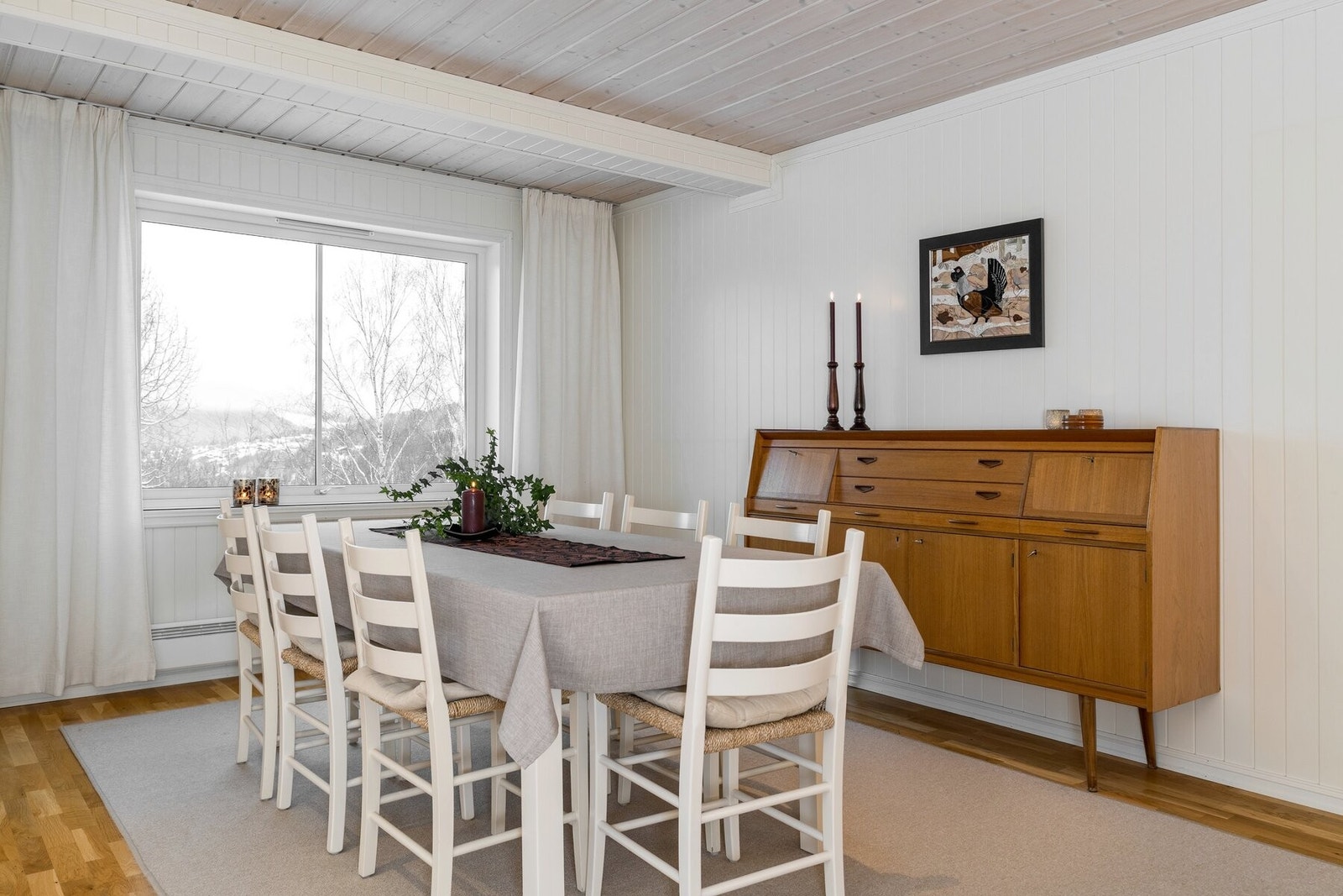Romslig spiseplass - perfekt for å samle familie og venner til hyggelige måltider. Galleribilde