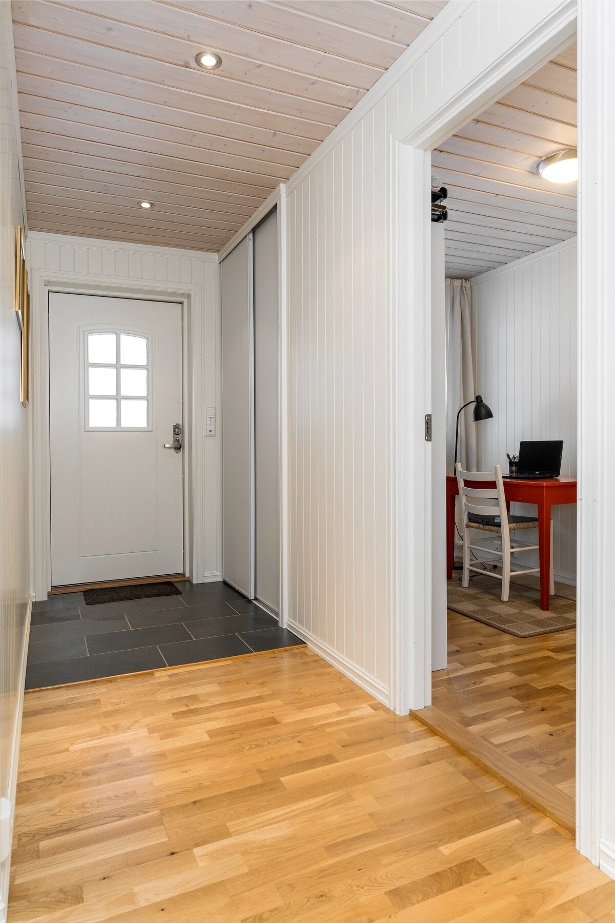 Innbydende entré med plass til oppbevaring i skyvedørsgarderobe. Galleribilde