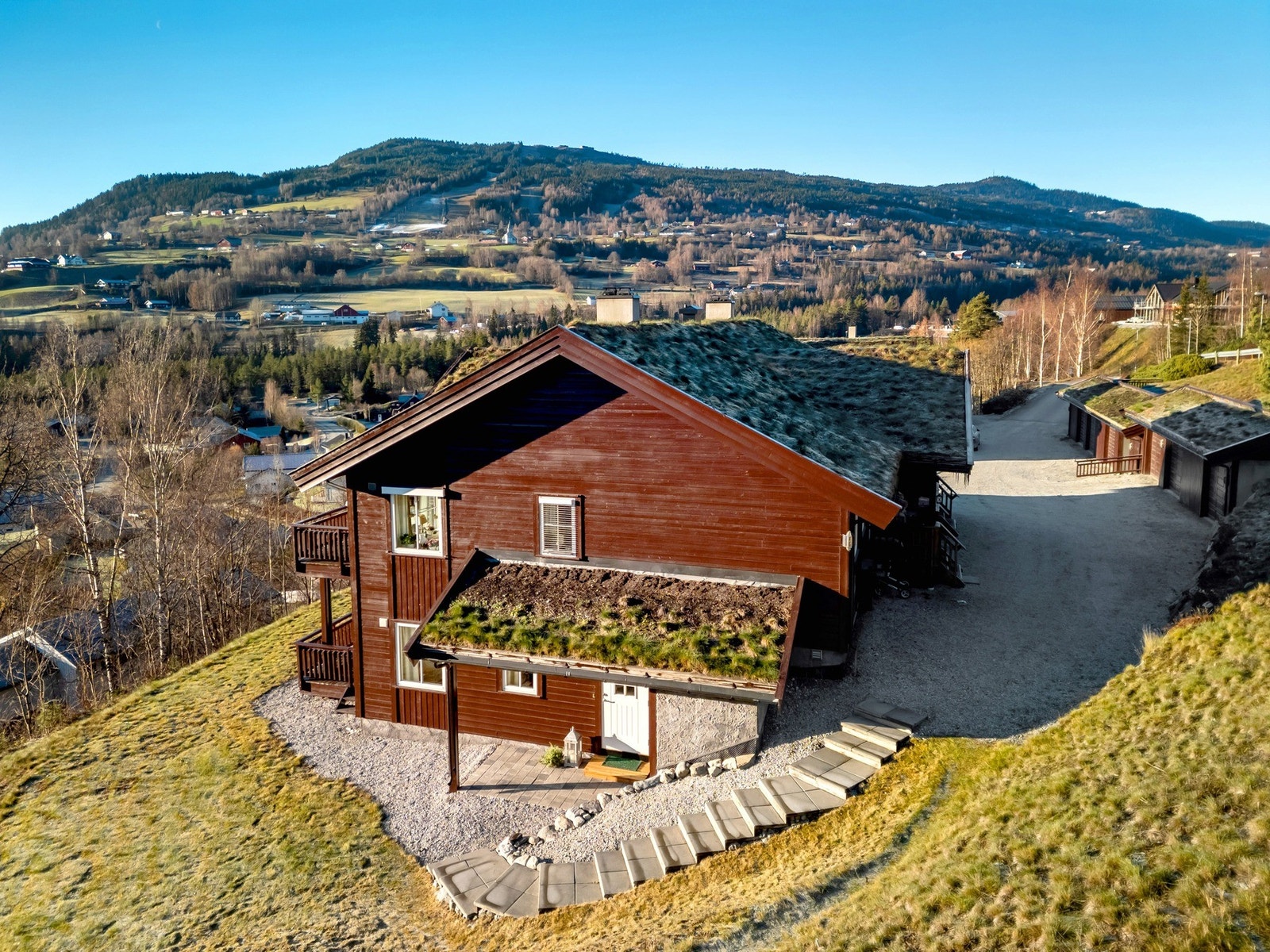 Utsikten er fantastisk utover Gol og over til Skagahøgdi. Galleribilde