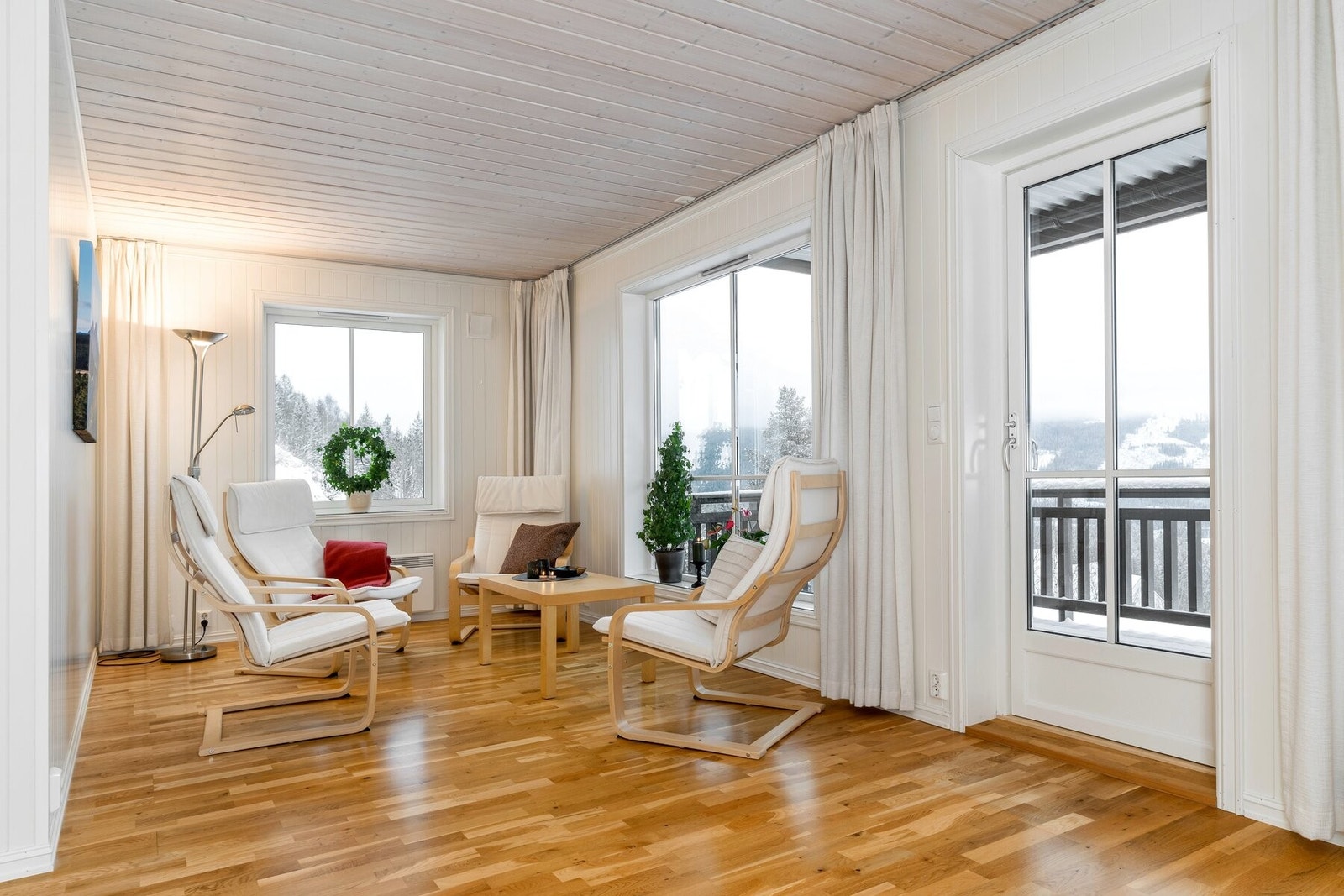 Fra stuen er det direkte adkomst til leilighetens terrasse. Galleribilde