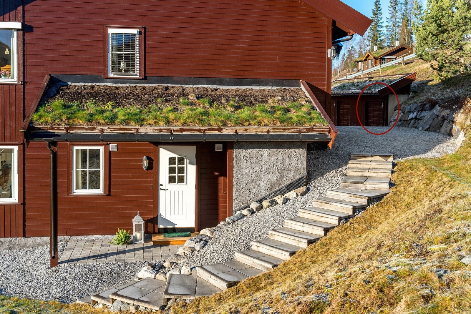 Fra inngangsdøren er det kort vei til leilighetens garasje. Galleribilde