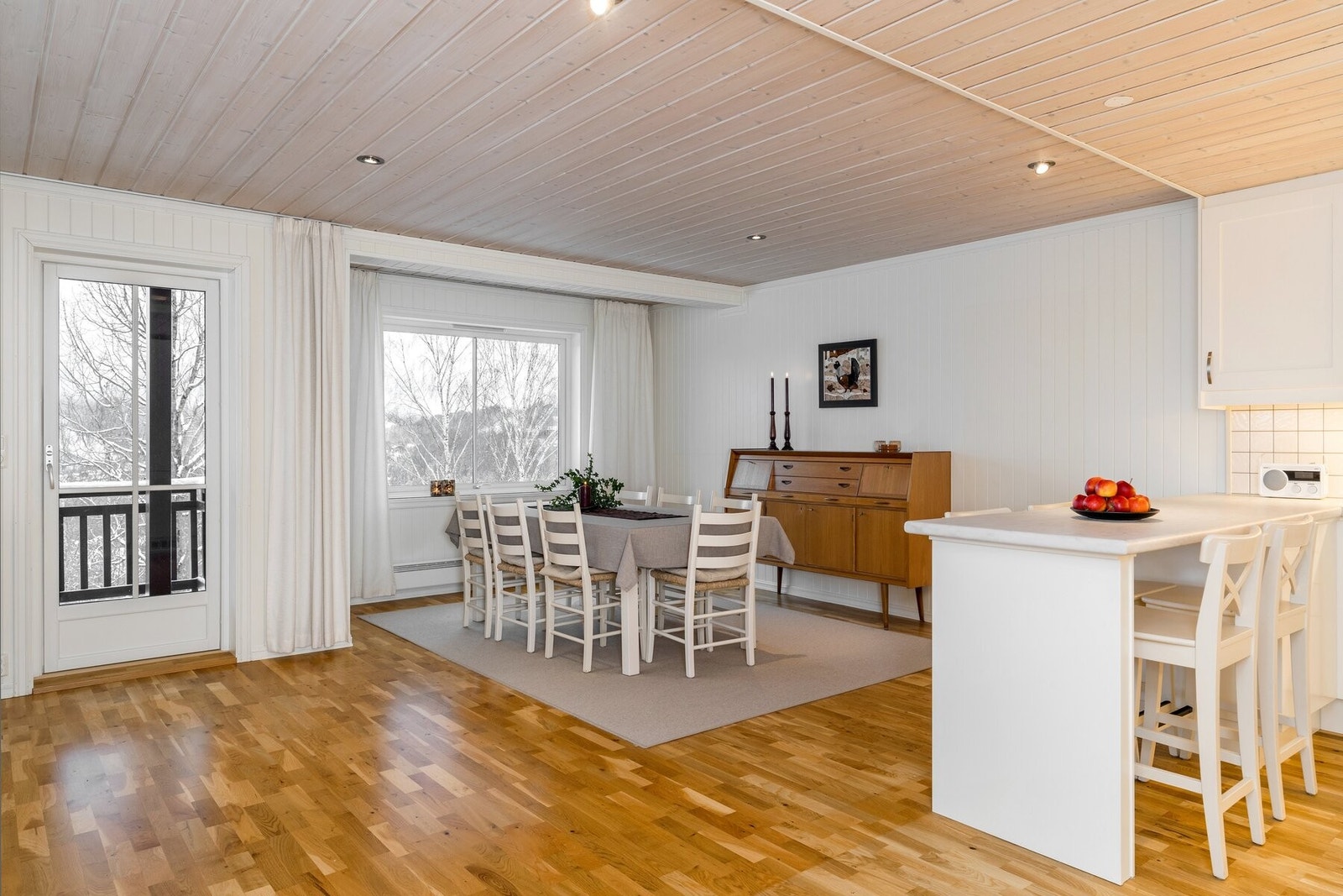 Lys og åpen stue- og kjøkkenløsning. Galleribilde