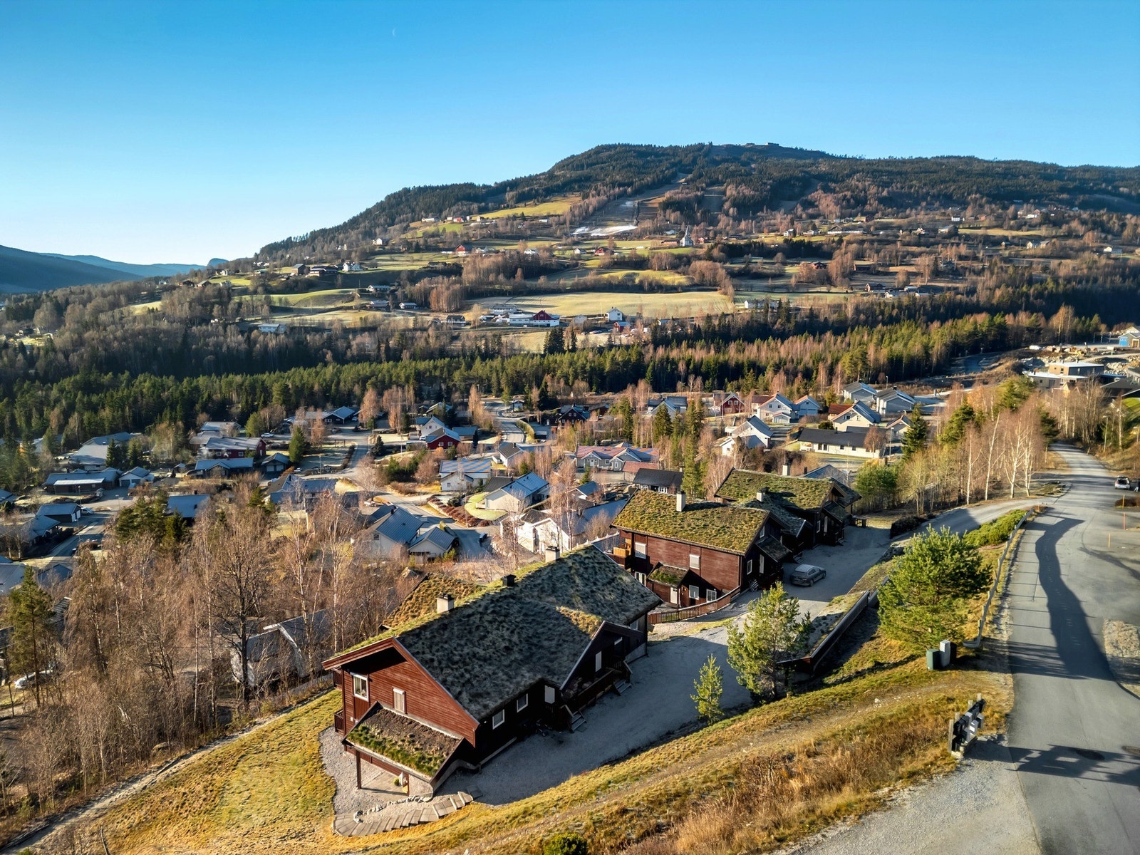 Leiligheten er del av et mindre bygg med kun fire leiligheter i rolig og etablert område. Galleribilde