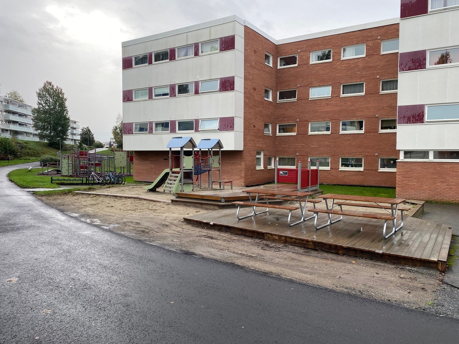 Barnevennlig med lekeapparater. Galleribilde