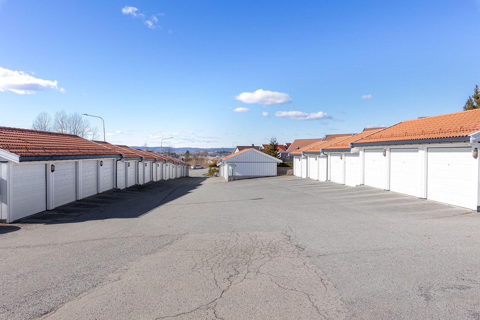 Garasje på ca. 15 m2. i felles garasjerekke, en del av Hovinbakken Vel. Galleribilde