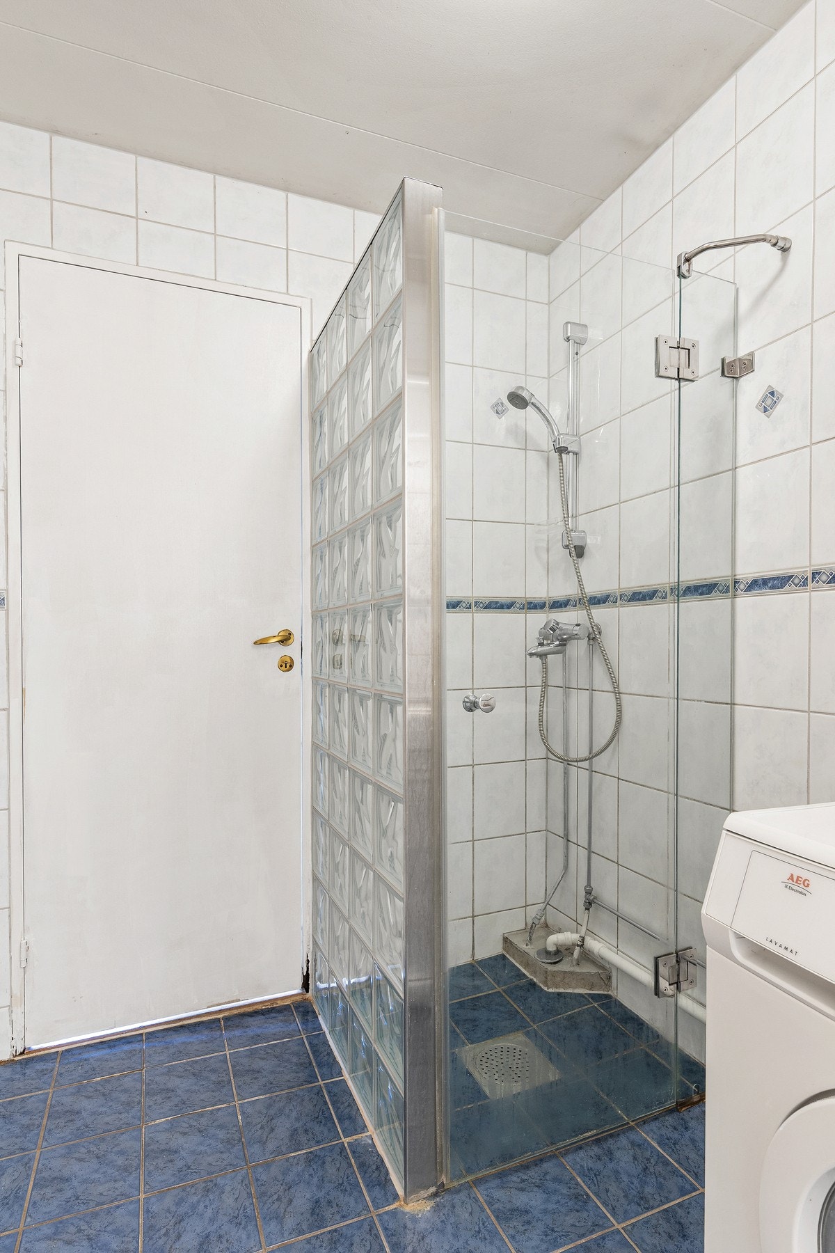 Dusjnisje i glassbyggersten. Badet er modent for oppgradering grunnet alder og tilstand. Galleribilde
