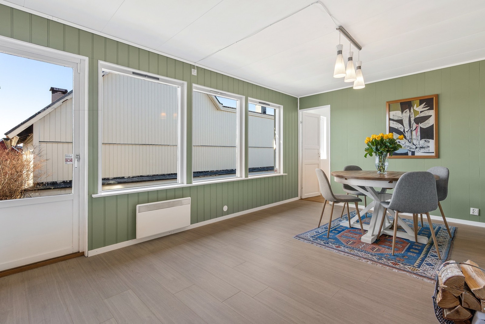 Gulvene har laminat og gulvbelegg. Nye gulv på kjøkken,stue og soverom nede Galleribilde