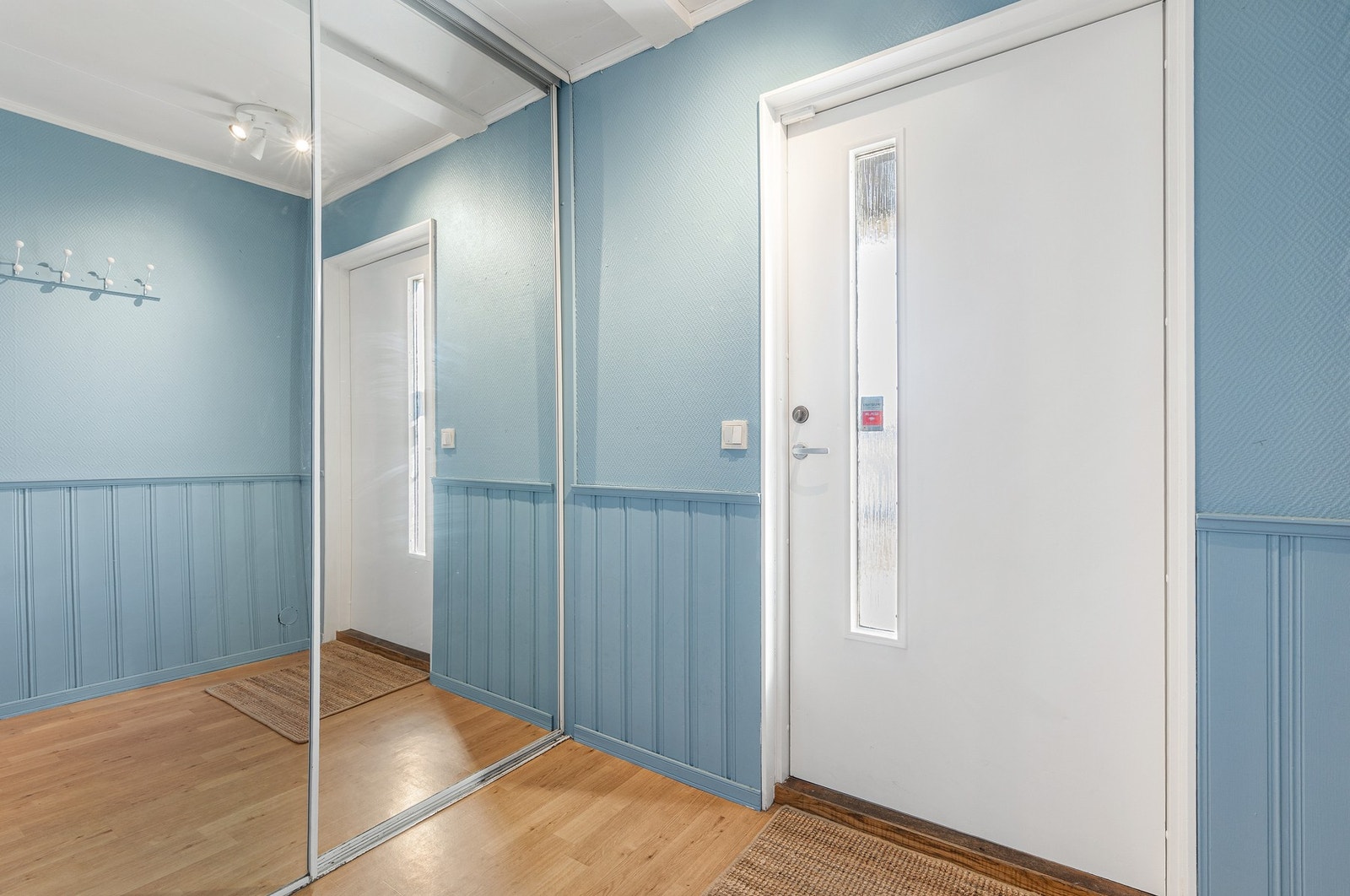 Entré med skyvedørsgarderobe og plass til klesoppheng. Galleribilde