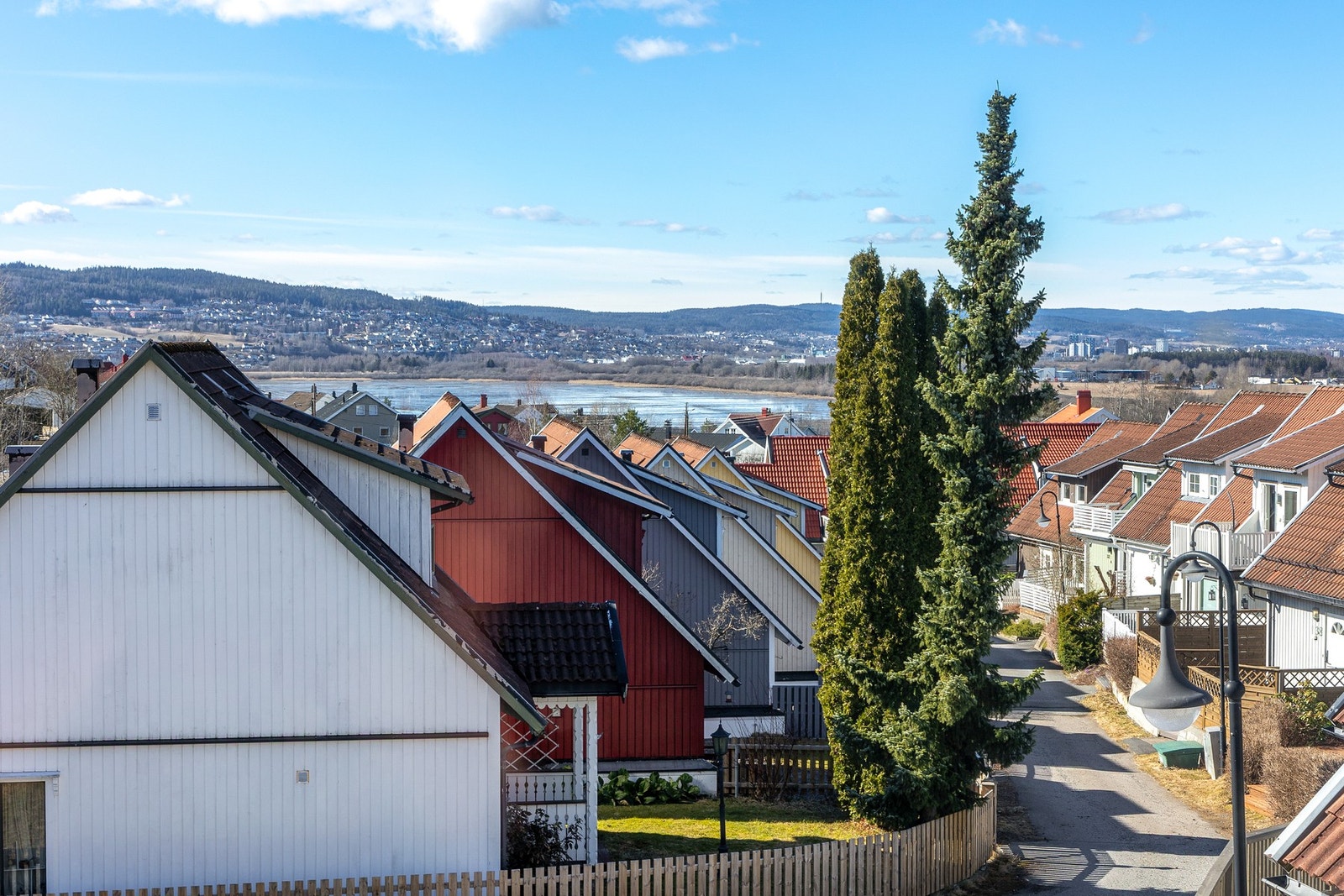 Det er ca. 3 minutter gange til Hovinbakken bussholdeplass og 15 minutter gange til Nedrum togstasjon. Galleribilde