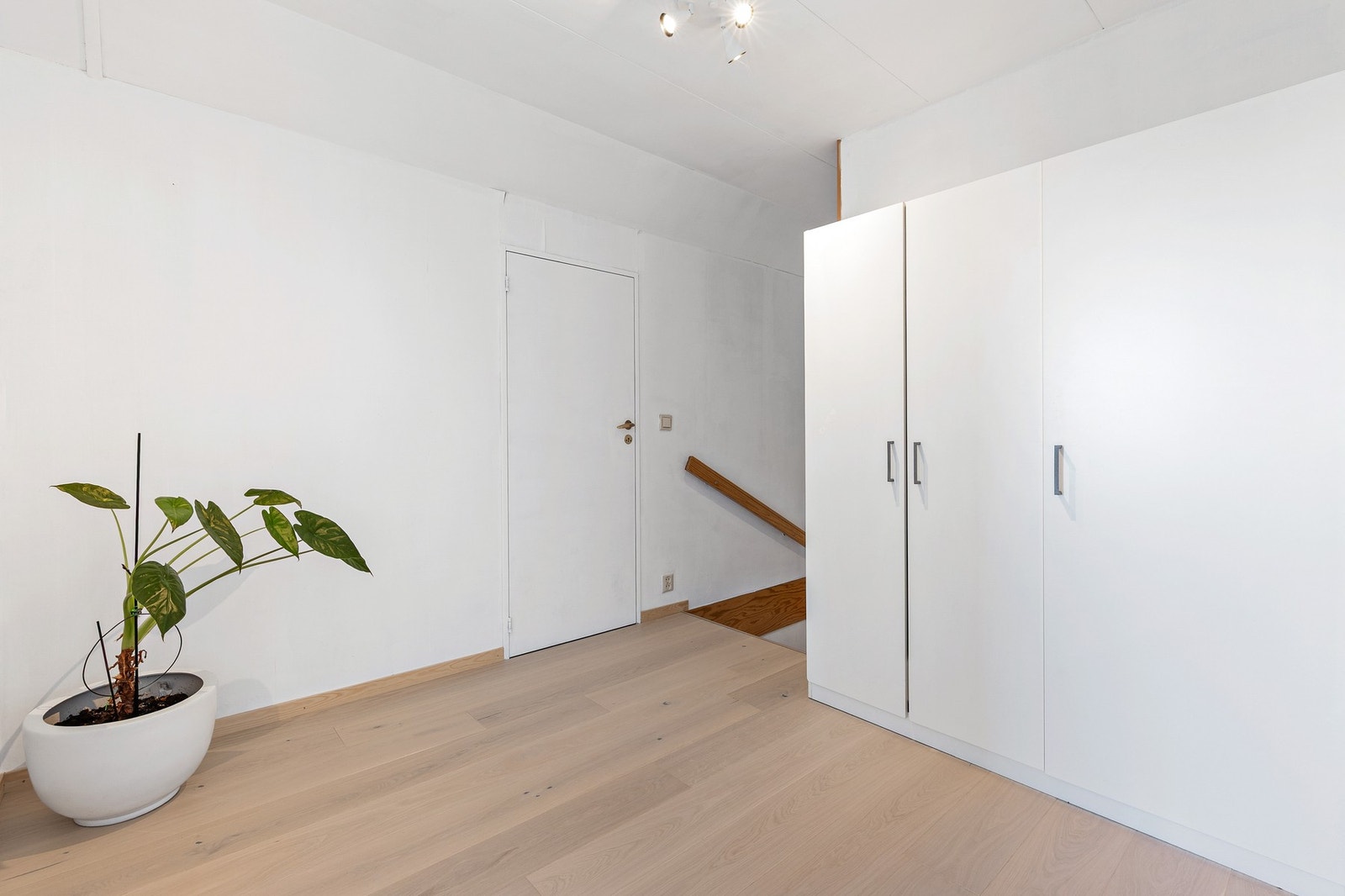 Mellomgang i 2. etg. med plass til ekstra garderobeplass. Galleribilde