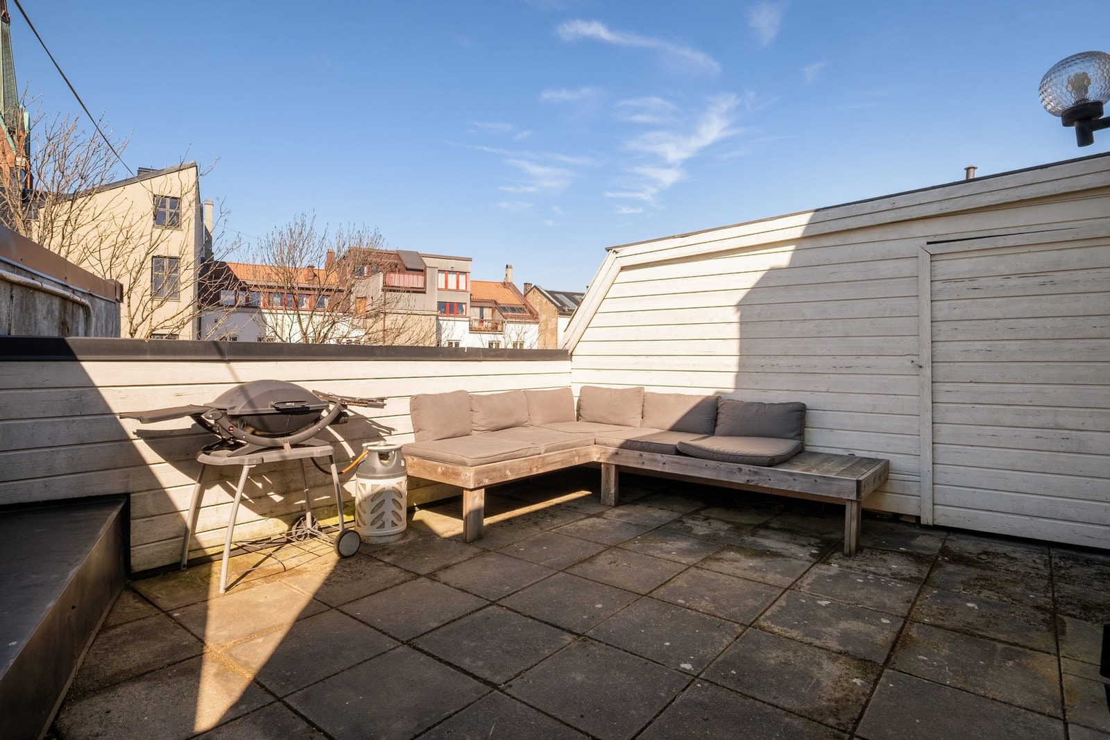 Terrassen er på hele 17 m² og har fantastiske solforhold. Galleribilde
