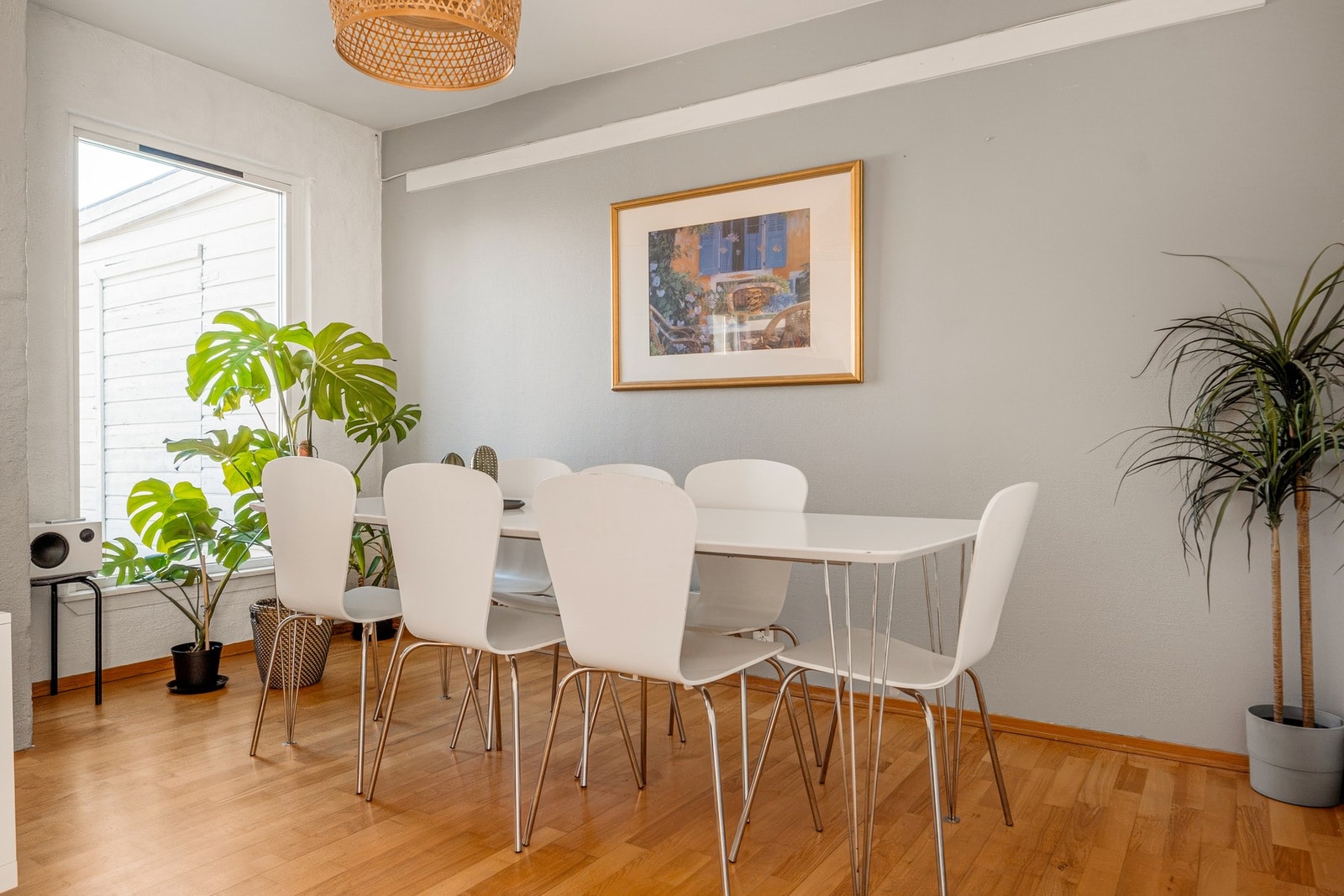 Stuen er romslig med god plass til både sofa og spiseplass. Galleribilde