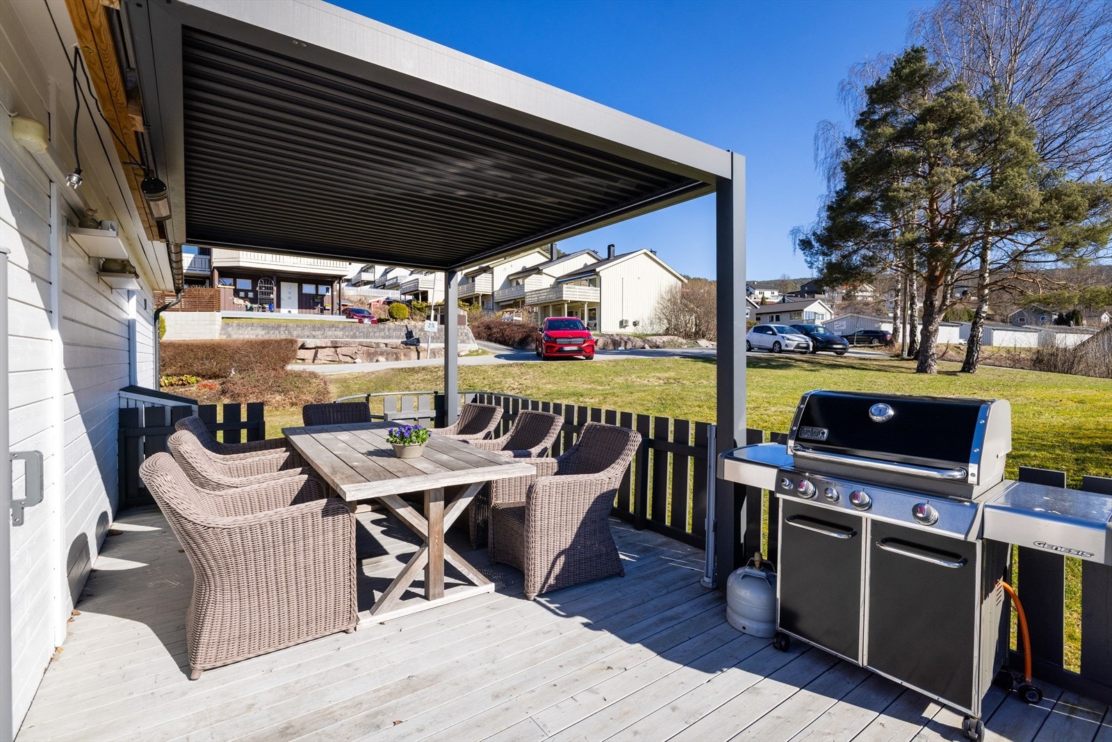 Takoverbygd pergola på terrassen som gir et lunt og hyggelig område. Galleribilde