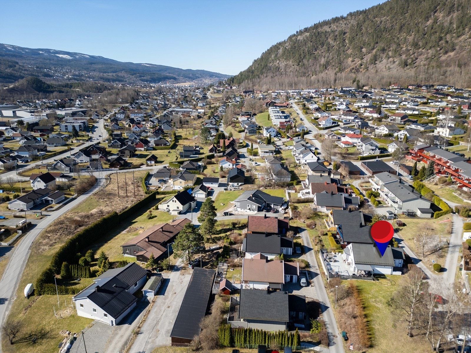 Fra boligen har du kort gangavstand til variert turterreng, lysløype og populære turmål som blant annet Knabben. Galleribilde