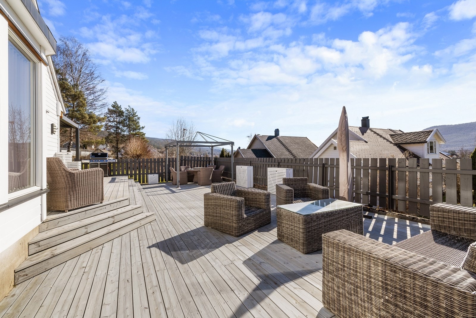 Fra stuen er det direkte utgang til en romslig terrasse, perfekt for hyggelige stunder i gode venners lag. Galleribilde