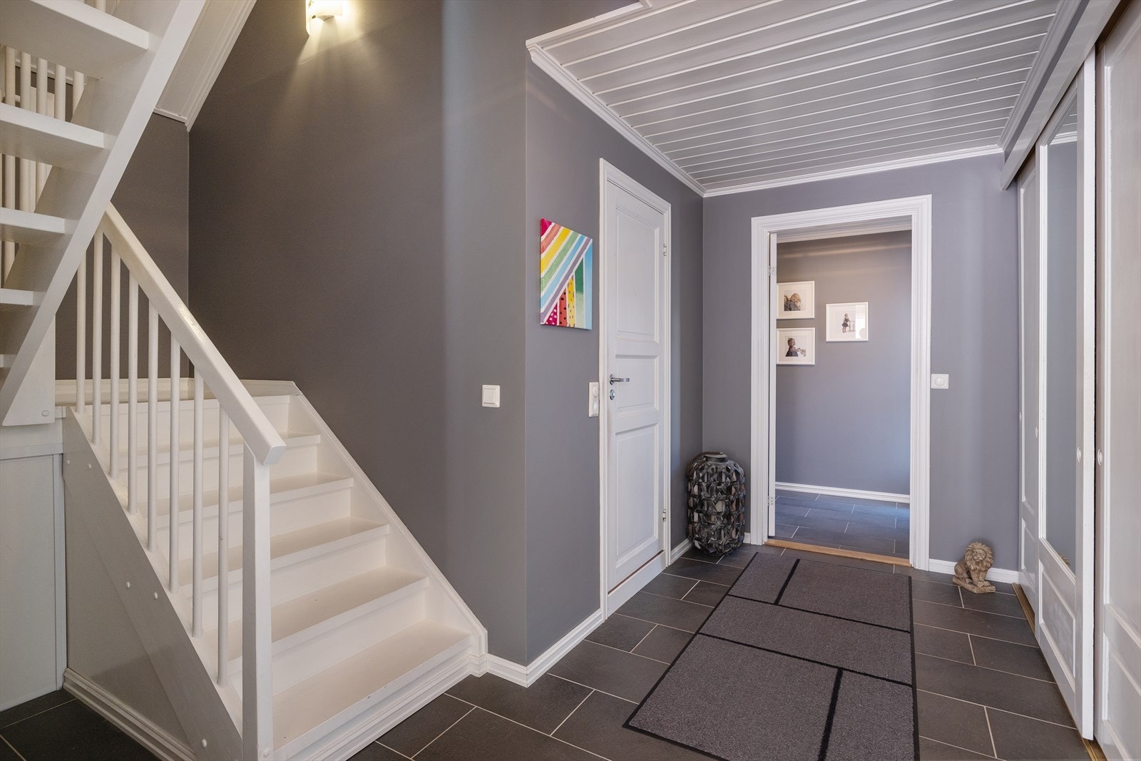 Det er plass til oppheng for yttertøy og til å sette ifra seg sko i skyvedørsgarderobe, noe som gjør det enkelt å holde orden i inngangspartiet. Galleribilde
