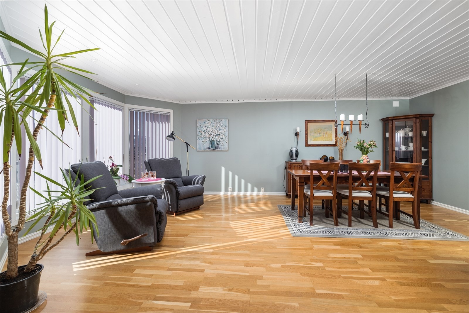 Den lyse og innbydende stuen har pene overflater med parkett på gulv, slette overflater på vegg, som gir et hyggelig uttrykk. Galleribilde