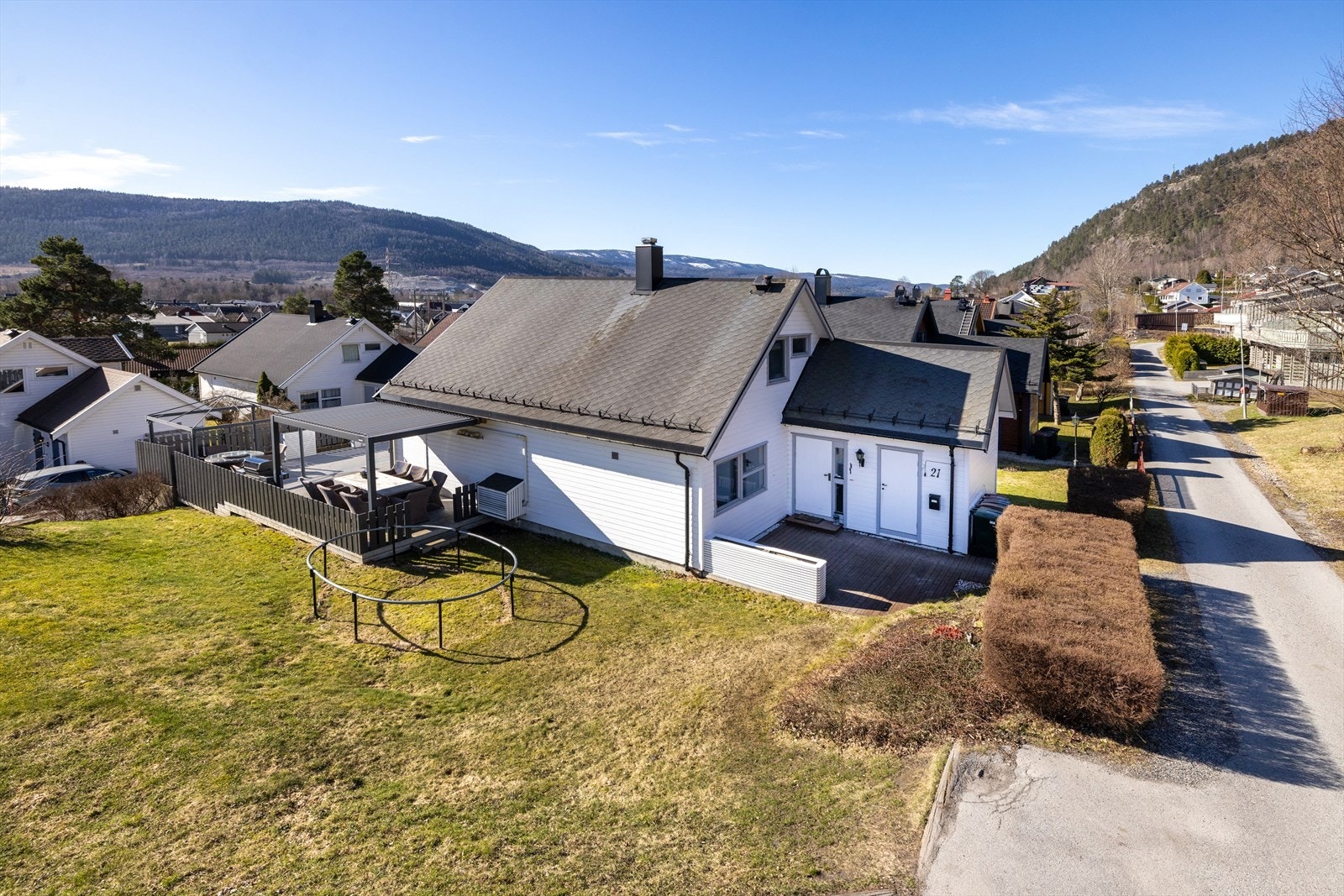 Boligen ligger som siste huset i enden av veien og grenser mot et friområde. Galleribilde