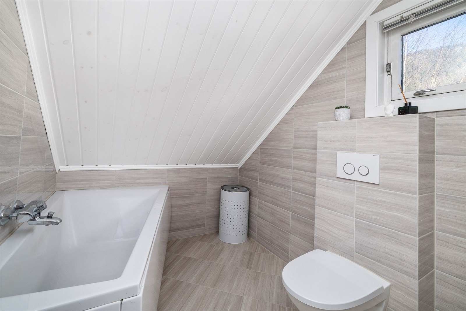 Hovedbadet i 2.etasje ligger i tilknytning til de tre soverommene har badekar, vegghengt toalett, baderomsinnredning og speilskap. Galleribilde