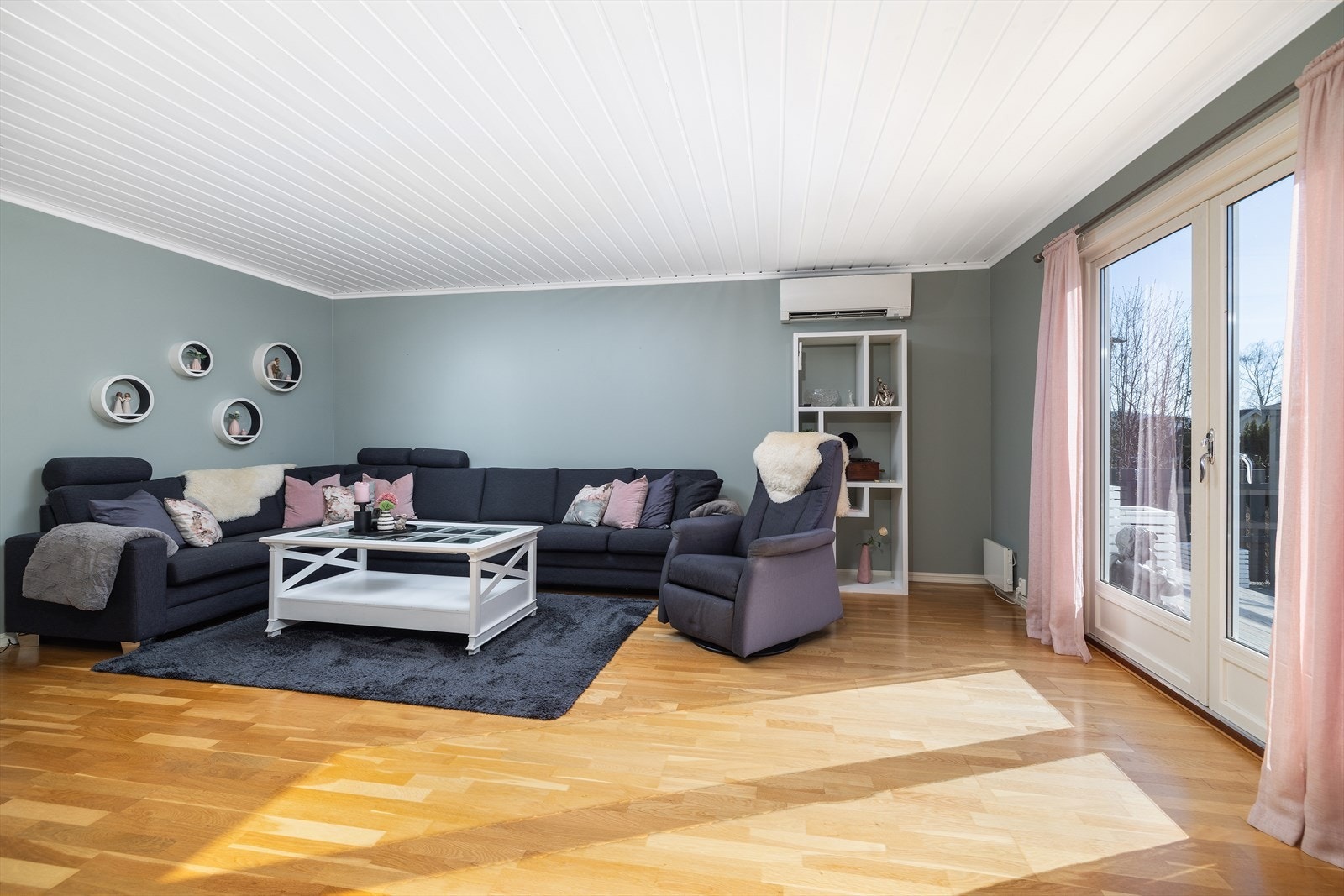 Det er montert luft til luft varmepumpe i stuen. Galleribilde