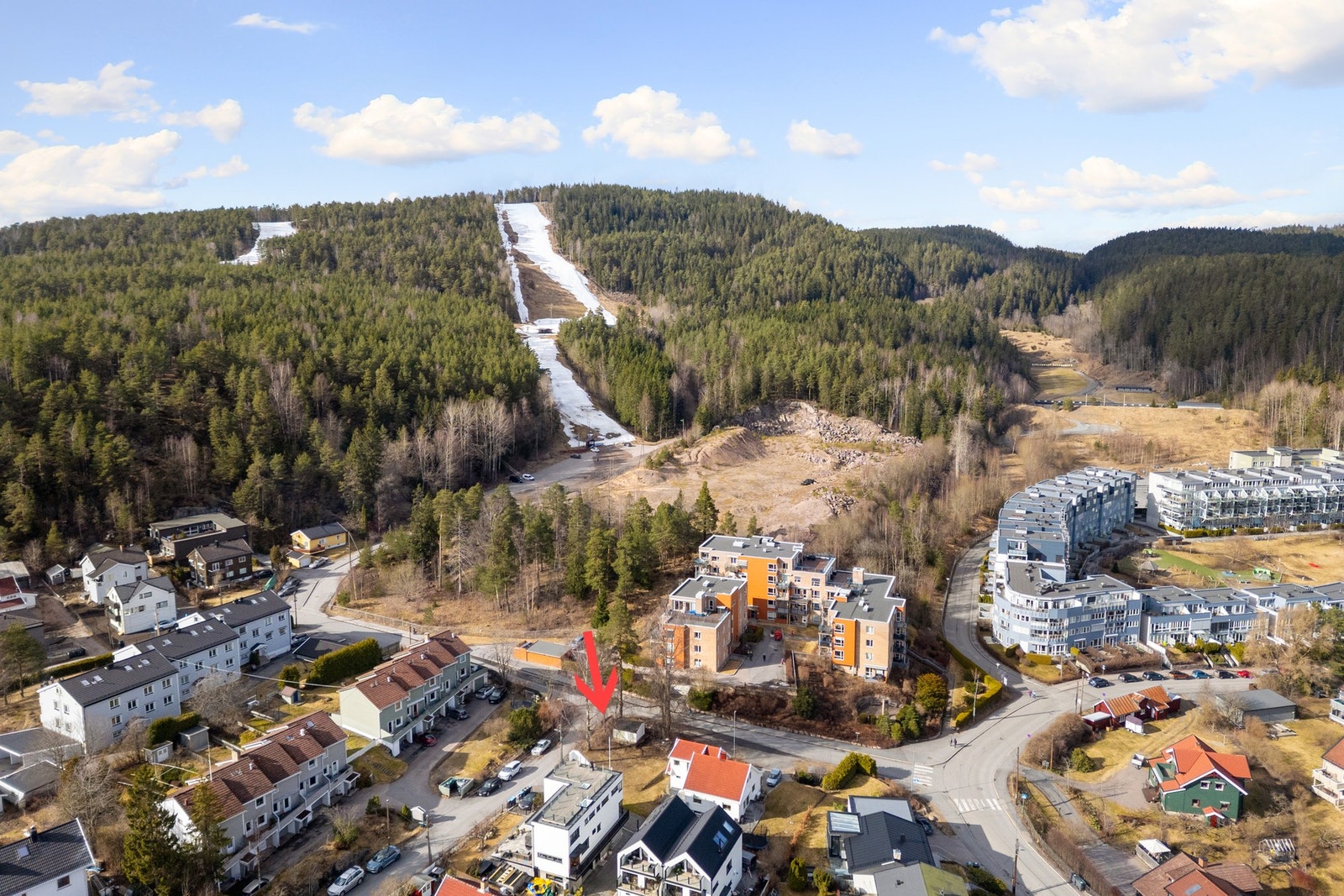 Tomten har glimrende beliggenhet rett ved marka, turstier og slalombakke (181 meter fra tomten til heisen i alpinanlegget) Galleribilde