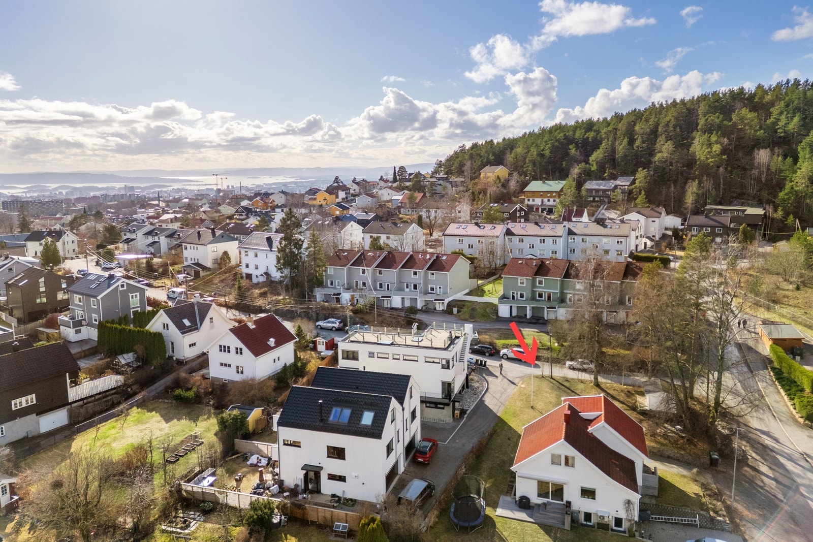 Det foreligger tilbud fra Mesterhus på oppføring av enebolig på 192 m² BRA over 3 plan med garasje med bilheis med plass til to biler og stor takterrasse (ca 39 m²) Galleribilde