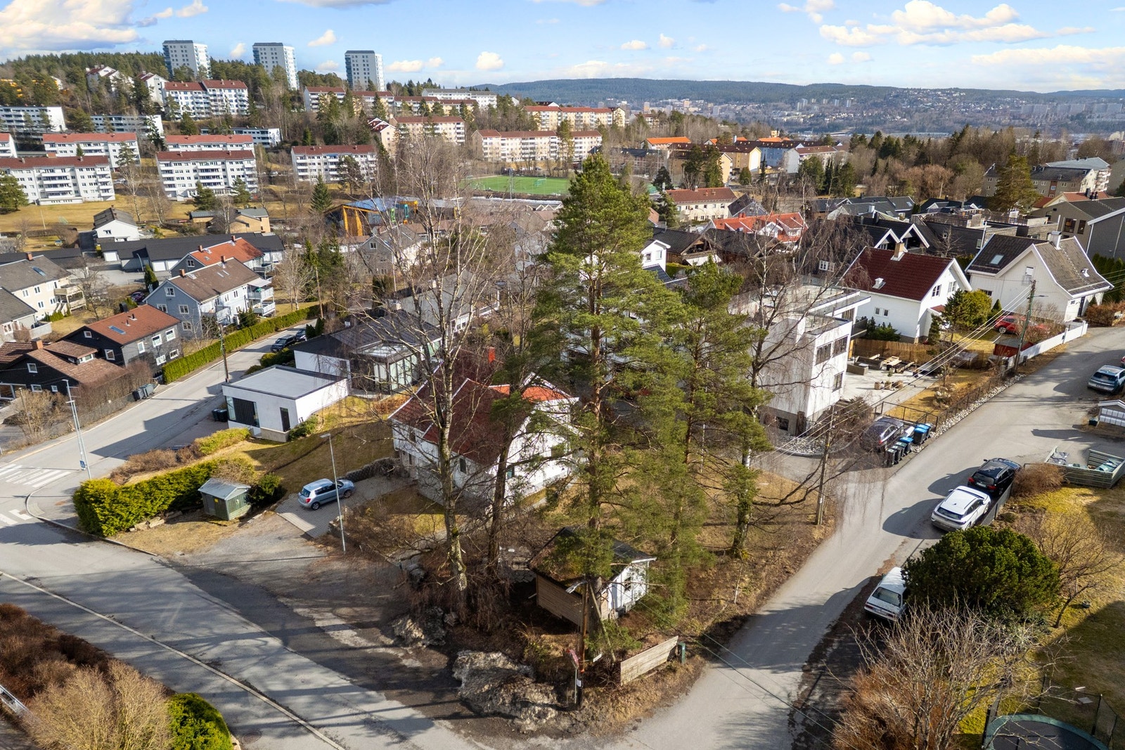 Stølsvegen er blant beboerne i området kjent som bydelens beste gate - nettopp fordi den ligger høyt og fritt, har lite trafikk og kort vei til alt man måtte ønske seg Galleribilde