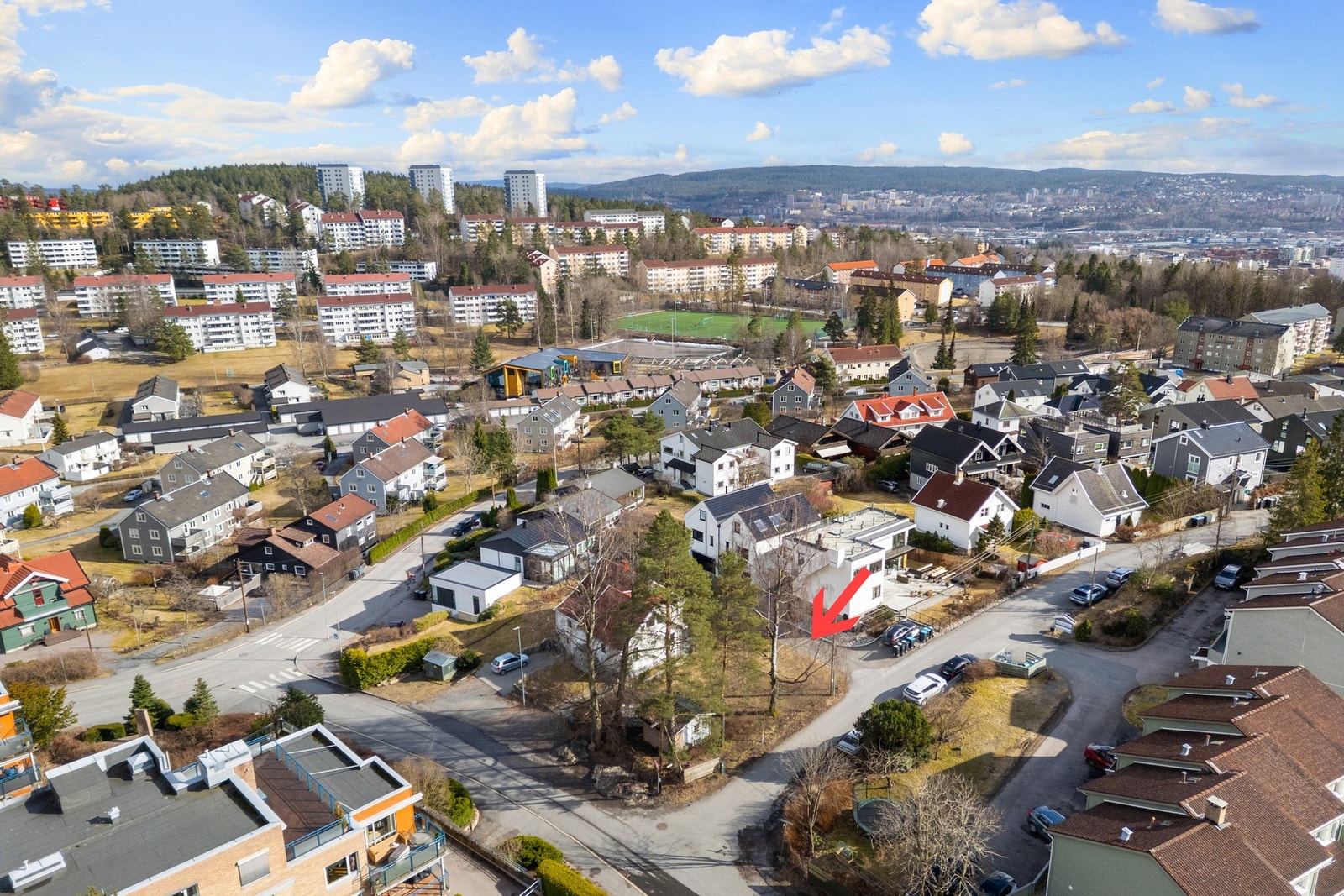 Svært rolig og barnevennlig område med gangavstand til barnehager, skoler, butikker, offentlig kommunikasjon Galleribilde