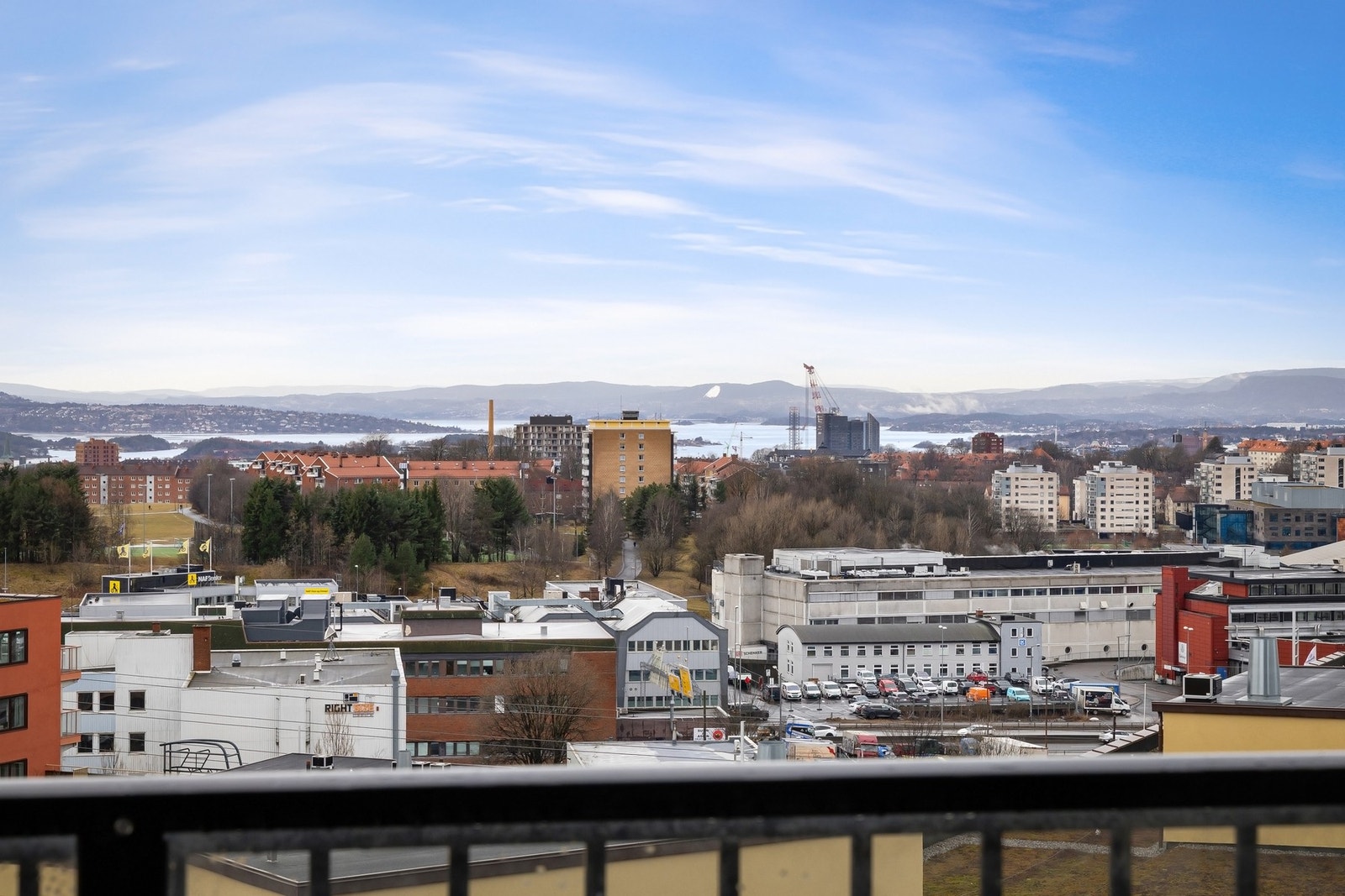 Her bor du høyt og fritt i 11. etg med lite innsyn, noe som gir en rolig og privat følelse Galleribilde