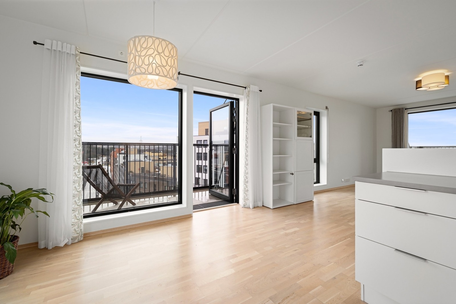 Kjøkkenet har god plass til spisebord og utgang til balkong. Galleribilde