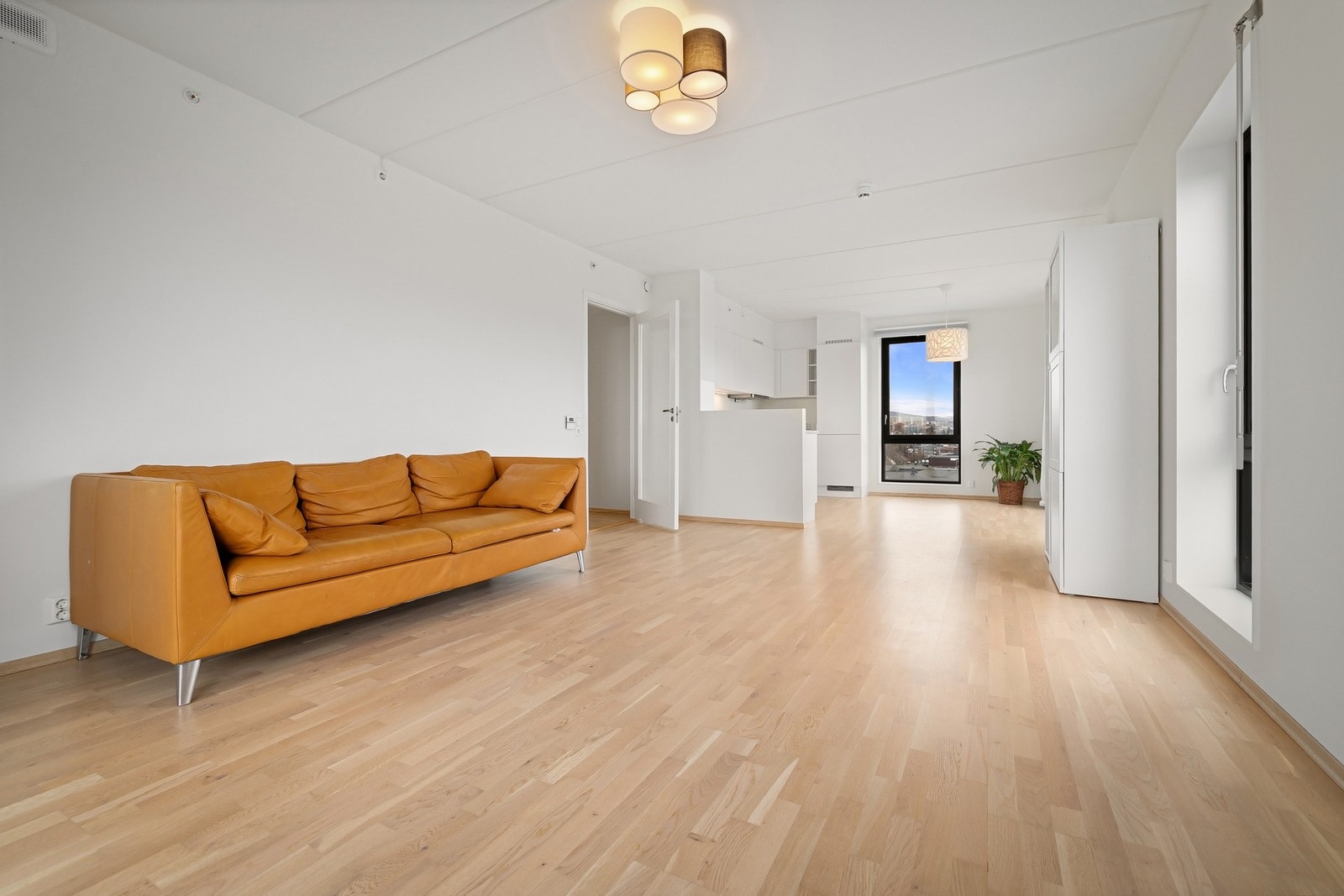 Innvendig holder leiligheten en moderne standard med vannbåren gulv varme som gir en behagelig og lun komfort året rundt. Galleribilde