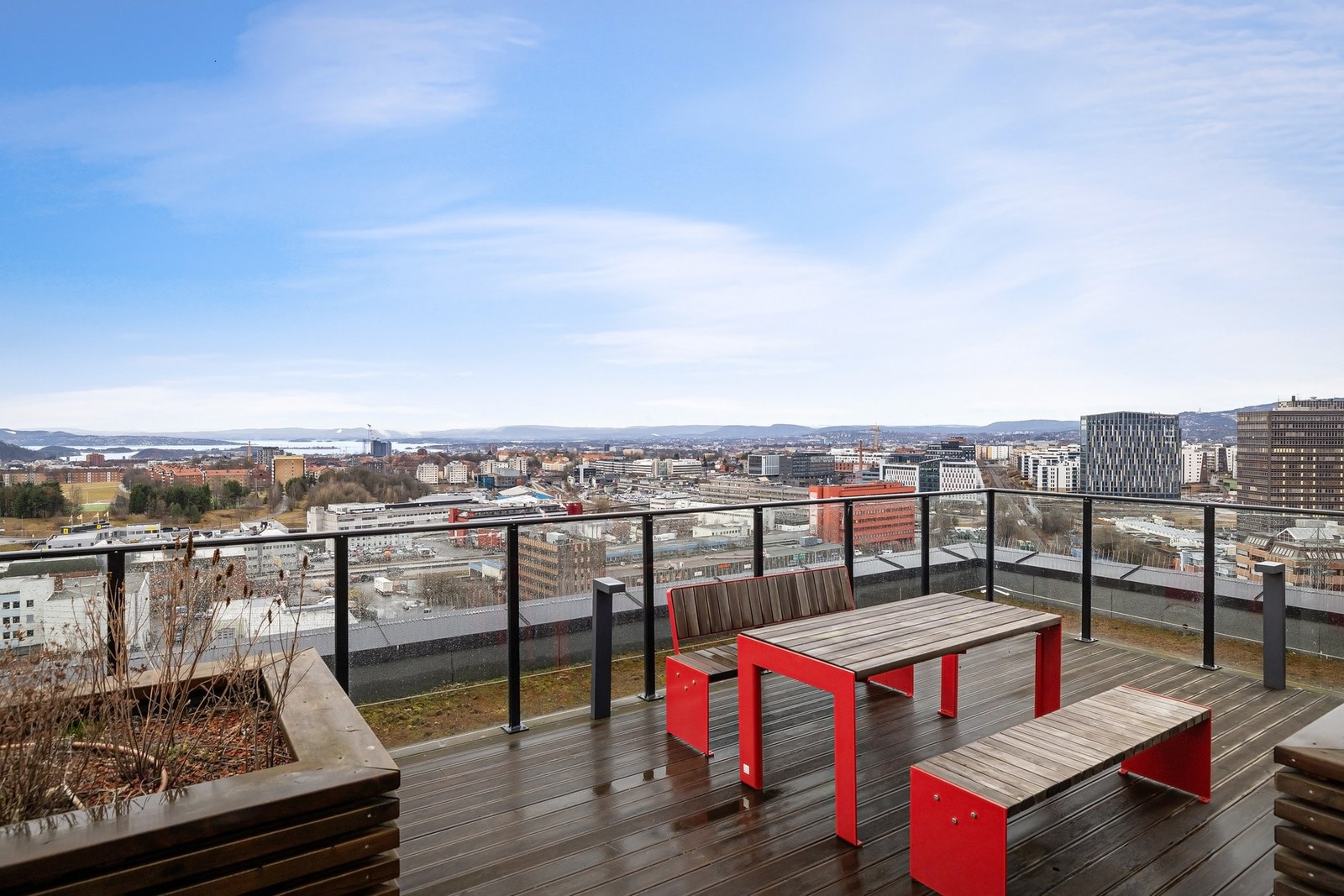 Stor felles takterrasse for beboerne - perfekte møteplass for både store og små. Galleribilde